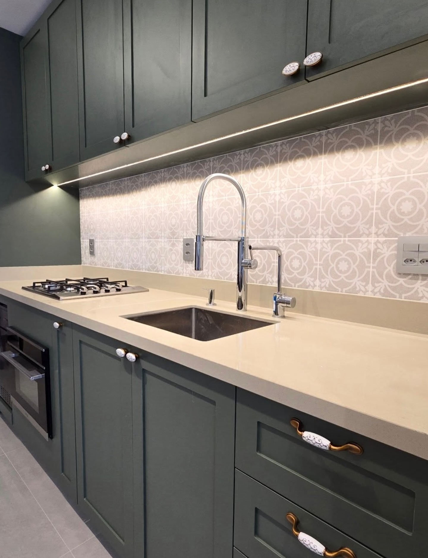 Escolha da @arqpatriciarosa em uma cozinha de estilo romântico, onde delicadeza, aconchego e personalidade se encontram.
#Decorfine #NovoEspaçoNovaHistória #CozinhaRomântica #DesignDeInteriores #Arquitetura #Revestimentos