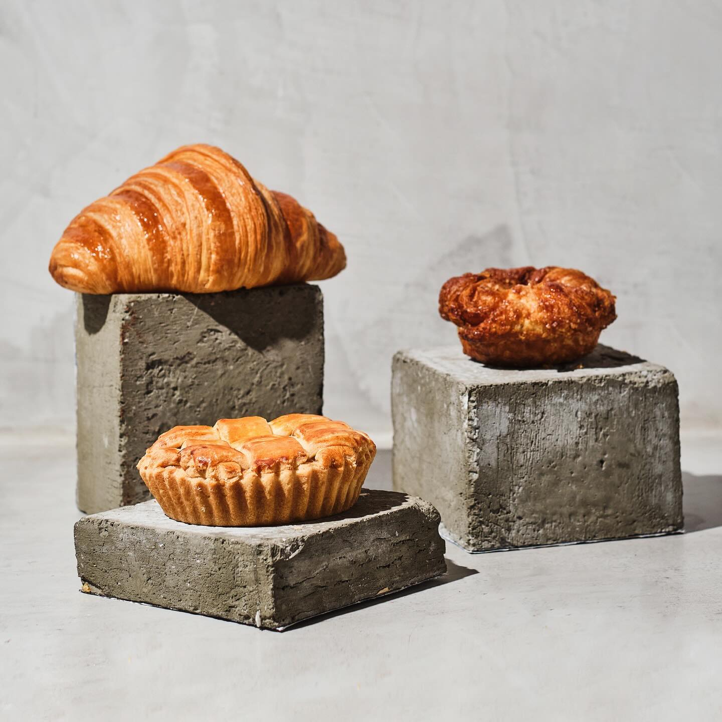 Es un arte moldear y dar volumen a los ingredientes en una pastelería. Quisimos dar un concepto de "esculturas" para los productos de Overdose Bakery 🍞
#BakeryPhotography #ContentStrategy
#fotografodegastronomia #fotografíadeproducto #branding