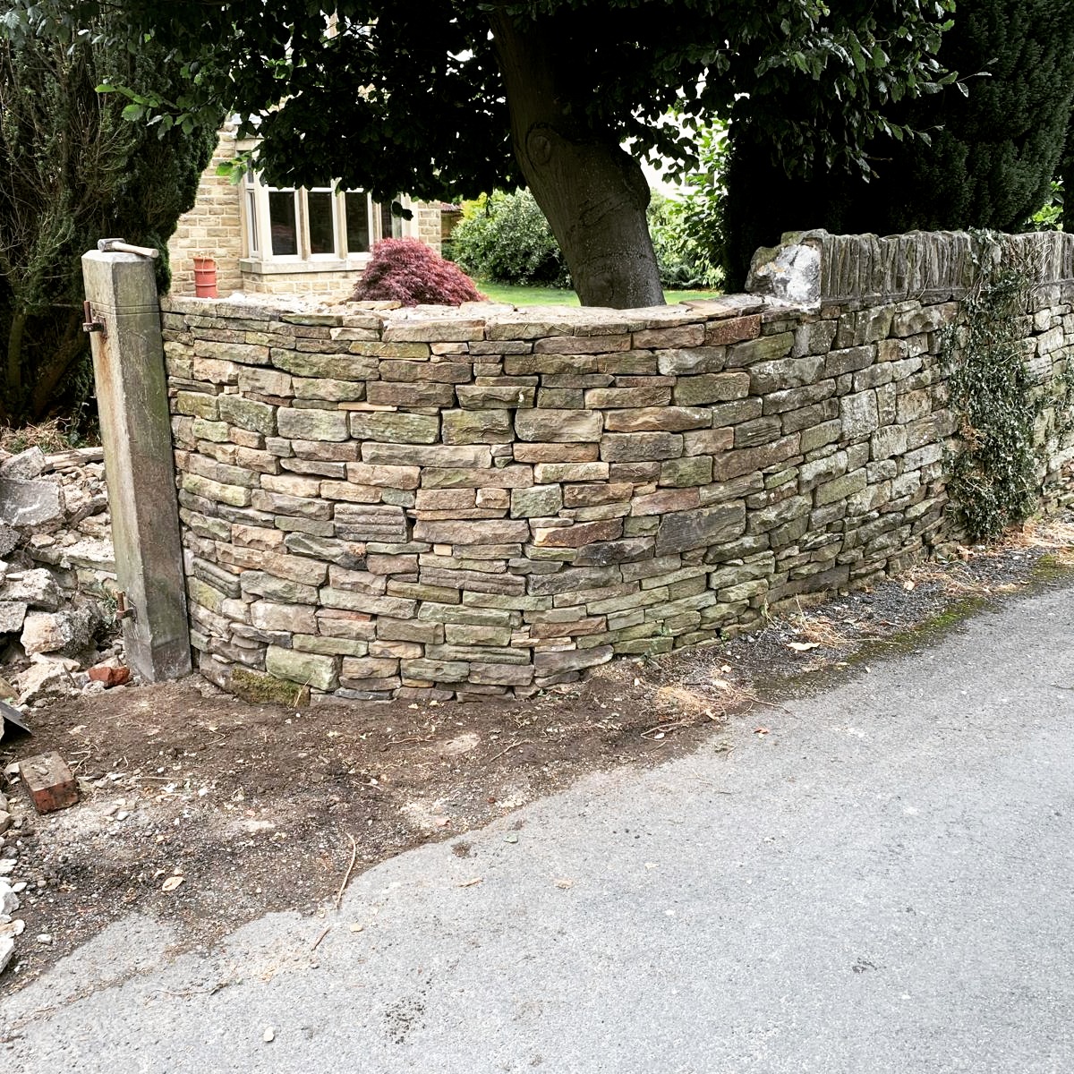 Do you need a dry stone wall rebuilt? If you do, then please give DBG projects & Scapes a call.
We cut and dress all of our stone in-house. We can provide reclaimed stone, resuse exsiting or supply new.