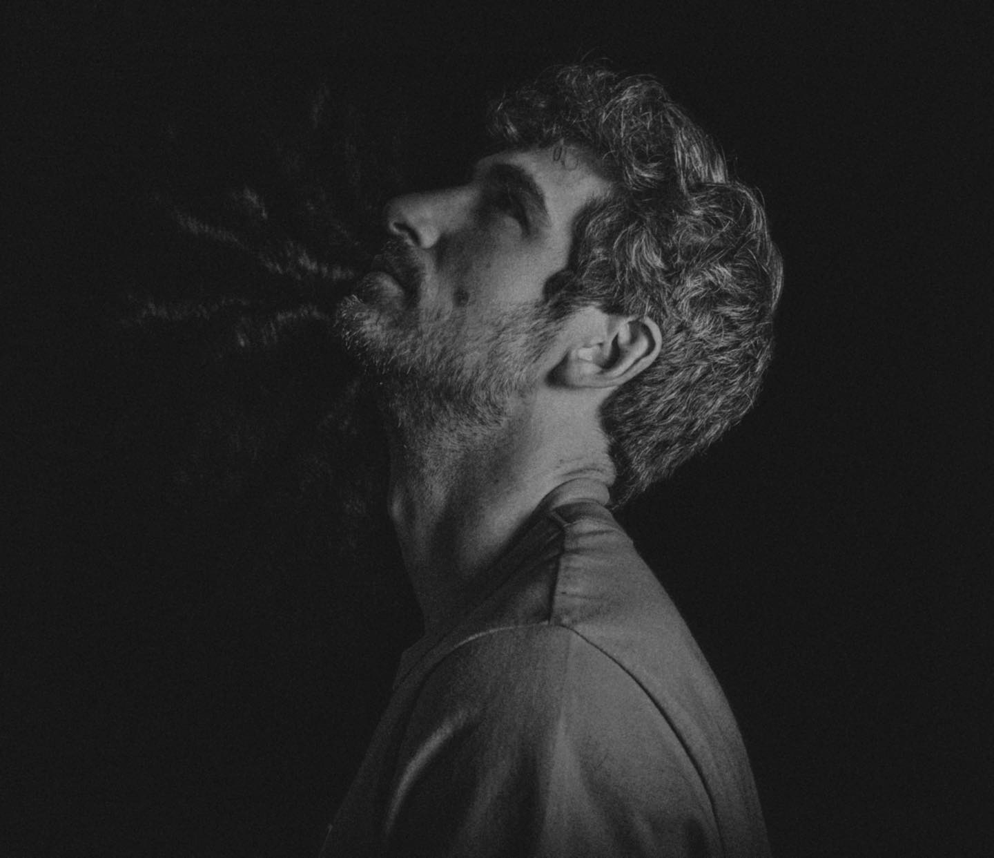 🦩
Nulle part, c’est où qu’on va
Fatigué d’être là
Nulle part, un bon coma
Endormi dans les cycas
Le chant des sirènes au loin m’appelle
Monte à bord, il fait beau dehors
Là-haut dans le ciel, ma nacelle
Monte à – monte à – monte à bord !
Je prends ma chance, je recommence
Quitter la terre et le vent, loin des courants
Mon cœur s’avance et je m’élance
Sous le soleil levant
Quelque part au fond des bois
Un flamant rose m’attendra
Quelque part, c’est qu’on ira
Sous les saules au son des tubas
Une pluie de comètes sous ma tête
Monte à bord, il fait beau dehors
Plus rien ne m’arrête, je m’entête
Monte à – monte à – monte à bord !
Je prends ma chance, je recommence
Quitter la terre et le vent, loin des courants
Mon cœur s’avance et je m’élance
Sous le soleil levant
Dans les étoiles, je vais danser
Mon cœur s’emballe inhabité
Dans les étoiles, moi je m'en vais danser le
monde
Saturne n’attend pas pour la ronde
Mon cœur, mon cœur
Je prends ma chance, je recommence
Quitter la terre et le vent, loin des courants
Mon cœur s’avance et je m’élance
Sous le soleil levant
Dans les étoiles, je vais danser
Mon cœur s’emballe inhabité
#pink #flamingo #rose #flamantrose #blackandwhite #noiretblanc #portraitmood Merci à @nakimini pour la belle photo