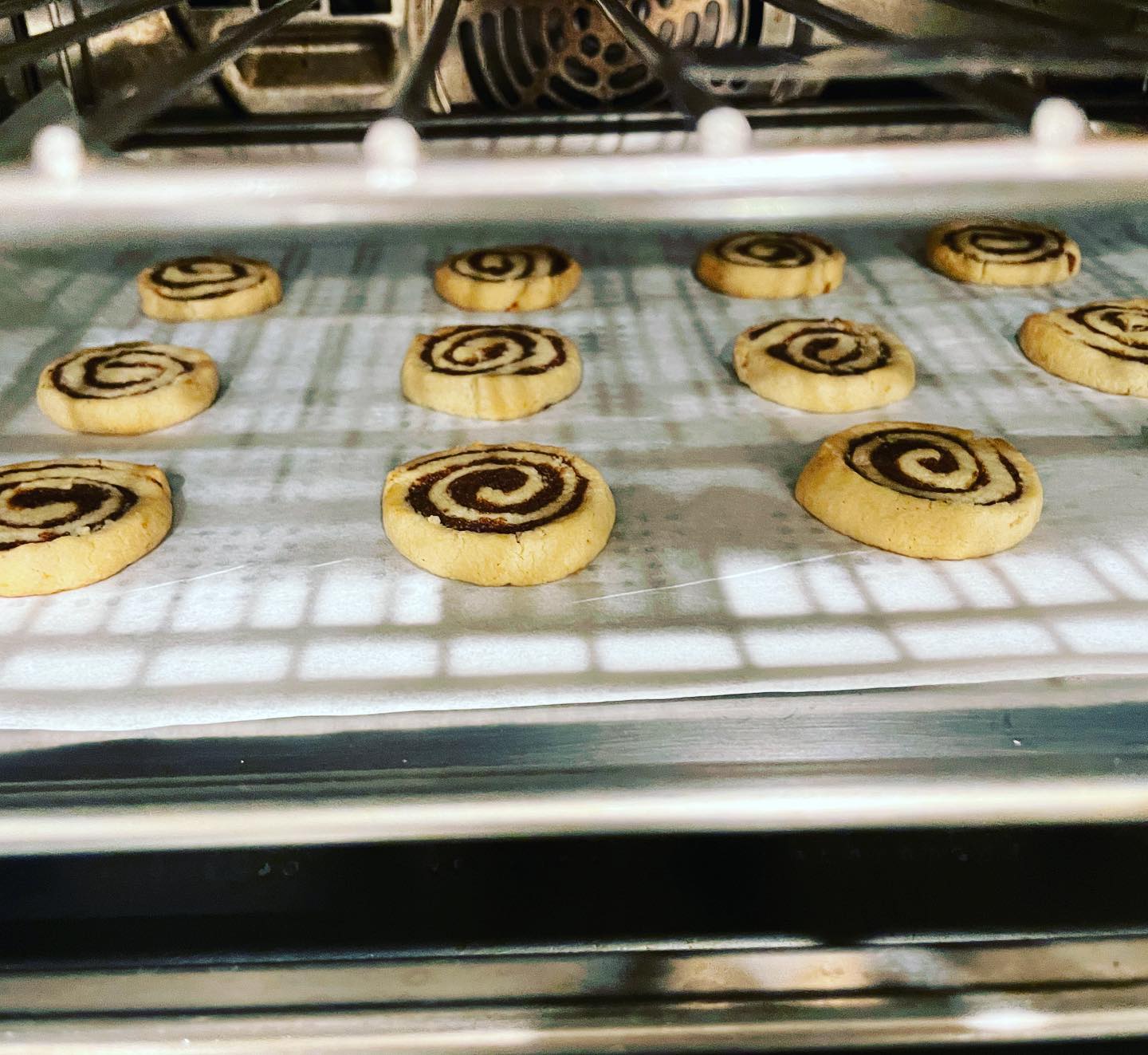 An order for the game today. Thinking I may make GF cinnamon roll cookies part of our permanent lineup
#tinybaker #petitetreats #cookiesallday #eatmorecookies