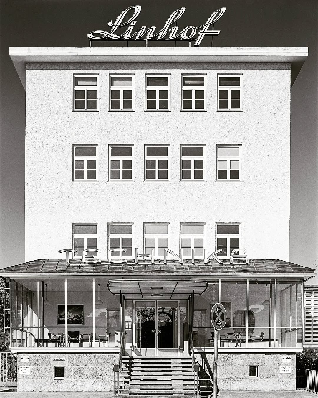 Linhof
.
.
.
.
#grossformat #largeformat #largeformatphotography #chamonix #chamonixcamera #chamonixc45h1 #ilfordfp4 #ilford #rodinal #rodinaldeveloper #ishootfilm #idevelopfilm #schneidersymmar180 #münchen #munich #sendling #linhof #architecture #architektur #4x5 #fineart_photobw #fineart #fineartphotography #fineartprints #itsnotdoneuntilitsprinted #print #cansoninfinity #cansonarches88