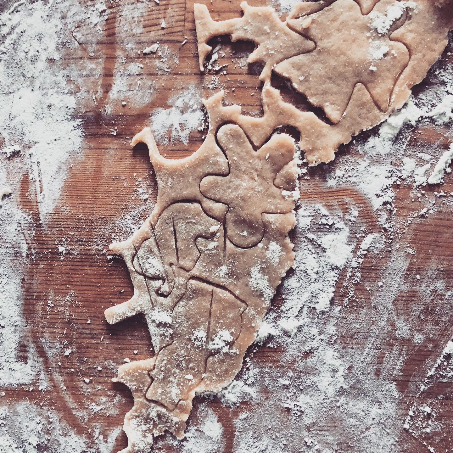 Das ist das letzte Teigrestli (seht ihr die zerstörerischen Messerschnitte?🤪😄🙈) nach einem nahezu idyllischen Guetslibackevent. Nahezu, weil es in den letzten fünf Minuten ausartete, sprich, es wurde gekreischt, gejagt, gepoltert und sich im Badezimmer verbarrikadiert.
Ich hab die Kinder die letzte halbe Stunde alleine machen lassen und als ich den Teigresten so auf dem Tisch liegen sah, dachte ich, was soll’s, Guetsliteig ist Guetsliteig und hab ihn gleich so, wie er ist, auf das Backblech gelupft. Interessanterweise standen plötzlich zwei (irgendwie spüren sie es einfach immer!!) erstaunte Gesichter neben mir, ob ich das jetzt tatsächlich so backen wolle?
Sie fanden es toll, der Streit war vergessen und beide schnappten sich einen Besen - nein, nicht um den Boden zu wischen - und tobten damit durch die Wohnung im Stil von Bibi Blocksberg.
Hätte ich jetzt ausgerufen, geschimpft und gezetert, hätte mich das daraus resultierende Szenario wahrscheinlich nahe an die emotionale Erschöpfung gebracht. Warum ich das erzähle? Weil es manchmal, oder sogar sehr oft, einfach gut läuft. Aber man legt den Fokus soviel mehr auf Situationen, die schief gehen. Vielleicht, weil das Schiefgegangene gefühlsmässig schwerer wiegt.
Ich habe mir in der Küche einen Zettel aufgehängt, darauf steht: Ermutigung: 1x / Tag jedes Kind. Denn die Kinder funktionieren da wie wir. Wenn wir schimpfen und wütend sind auf sie, sprich, Negatives, wiegt das viel schwerer. Darum probiere ich, jedes Kind mindestens einmal am Tag zu ermutigen. Nicht dass ich es immer schaffe. Aber nur schon der Zettel erinnert mich daran, dem Positiven mehr Gewicht zu geben. Das klingt so einfach, aber im hektischen Familienalltag ist es Kunst in ihrer höchsten Vollendung. Und genau da will ich hin 💃🥳😄
.
.
.
.
.
.
.
.
#ermutigung #lebenmitkindern #lebenmitkind #alfredadler #elternsein #elternschaft #familienalltag #familylife #familienleben #eltern #elternsein #mom #momlife #maman #mamansuisse #mami #mama #parenting #parents #kindererziehung #selbstvertrauen #kommunikation #empathie