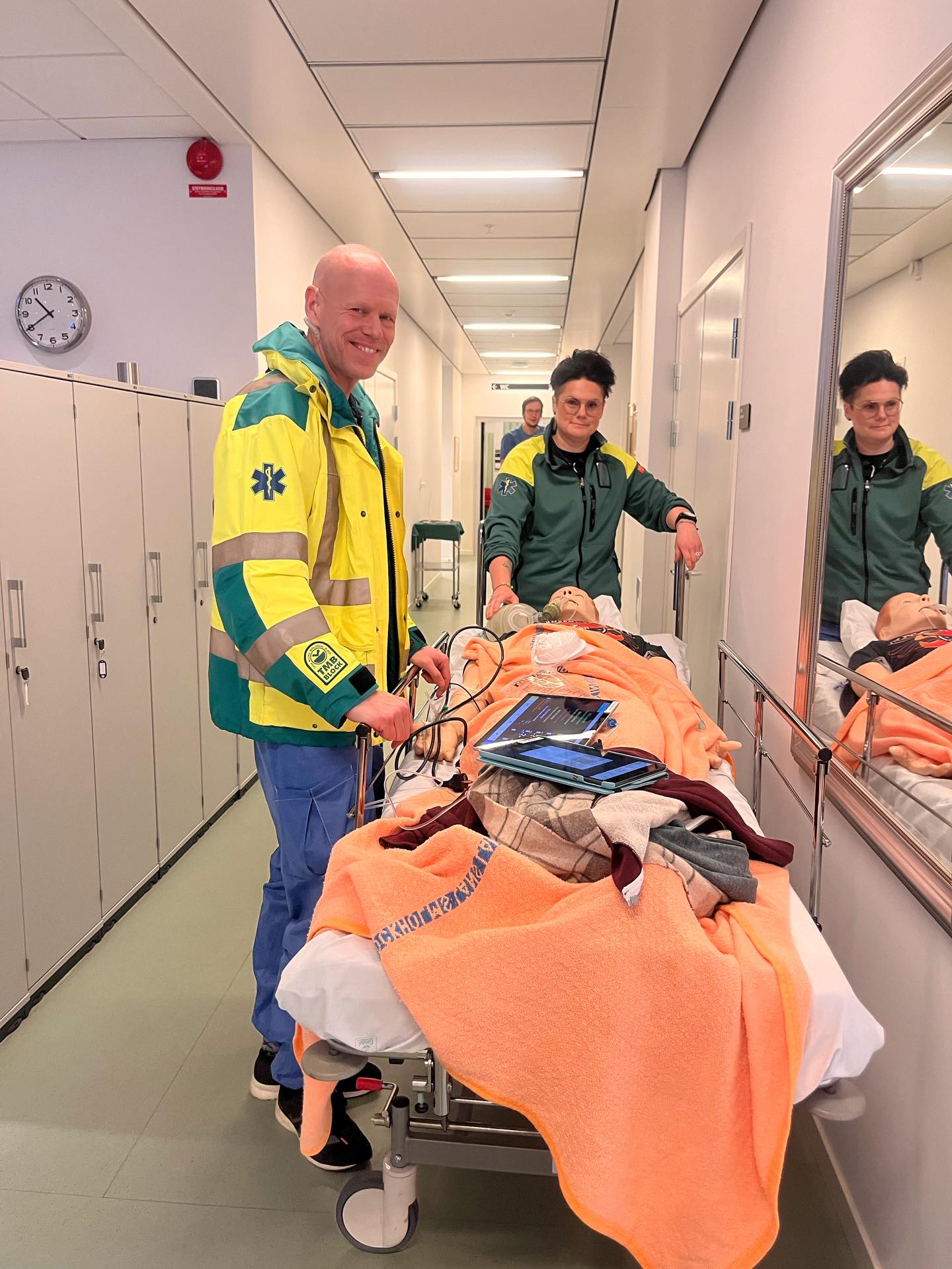 Sista dagens simuleringar på TAASK Masterclass 86 och ibland kommer patienterna inrullande med ambulans. Här är det våra två facilitatorer Victoria och Per som är ambulansbesättning och ska rapportera över patienten till teamet.#simulation #taaskmasterclass