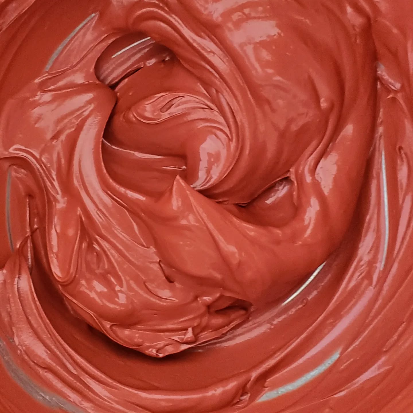 Our La Vie En Rose face mask is back in stock! We mixes red clay with aloe vera gell to give your skin a silky smooth experience.
Red clay withdraws oil from your skin which is a great step to add to your skin care routine.
.
.
.
.
#facemask #facemasktime #smallbusiness #artisian #mtl #514