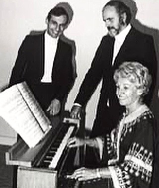 Sad to hear that Françoise Deslogères passed away last week... 😢
She enjoyed a great career as an ondist in the 60’s ands 70’s with her famous « Trio Deslogères ».
She kindly shared some incredible ondes Martenot anecdotes with me, only a few months ago.
Rest In Peace
#ondesmartenot #martenot #bereavement #sad #francoisedeslogeres #career #rip #contemporarymusic #60s #70s #trio