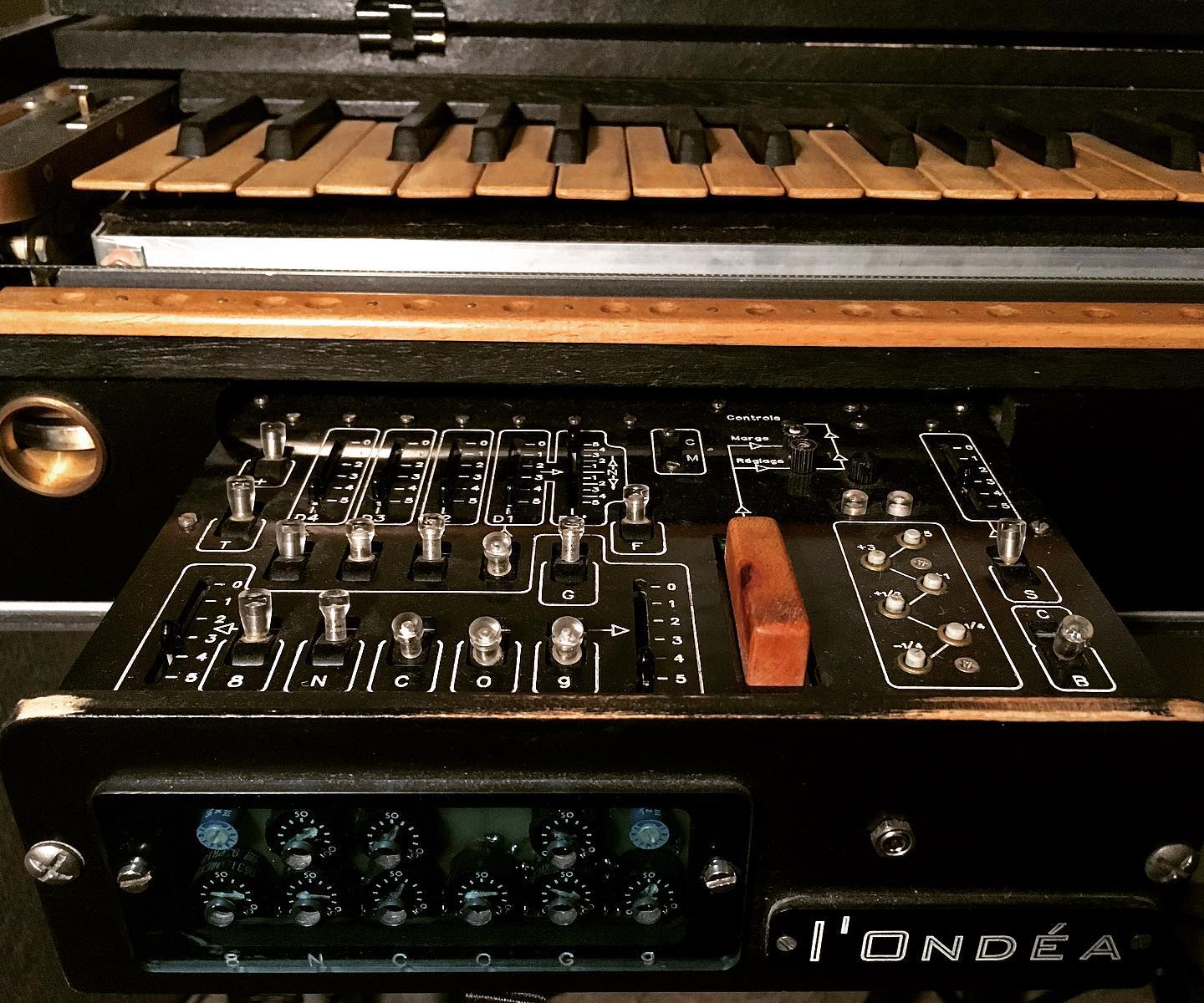 RIP mister Ambro Oliva 😢
Thank you so much for creating the Ondéa!
#ondea #bereavement #ondesmartenot #martenot #sad #thankyou #luthier #electronic #instrument #keyboard #legacy