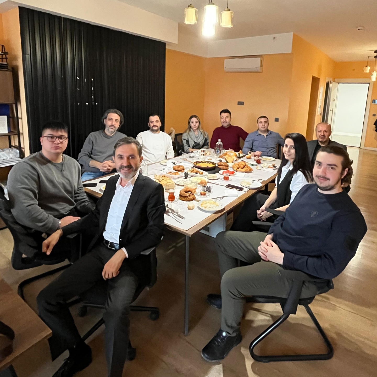 MEGAPOL SİGORTA ve KAYA GLOBAL SİGORTA’nın düzenlemiş olduğu kahvaltı programında, meslektaşlarımızla birlikte son derece sıcak ve samimi bir ortamda bir araya geldik. Güzel sohbetler, içten paylaşımlar ve keyifli anlarla dolu bu birliktelik için emeği geçen herkese teşekkür ederiz. ☕️🥐
Nice güzel buluşmalara…