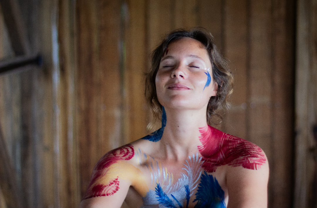 C'est l'histoire d'un jour de juin pluvieux comme on en voit parfois dans les Landes. Deux femmes avaient prévu de faire une séance de peinture corporelle et de photos en pleine nature et elles étaient bien déterminées à braver la pluie. Ces deux femmes pleines d'imaginations ont alors décidé d'investir une cabane en bois au bord d'un marais qui sert normalement d'observatoire à oiseaux. Évidemment, cette cabane a des portes pour offrir un peu d'intimité mais pas de verrou... Quelques minutes après avoir installé bougies, draps, peinture, musique et après que l'une d'elle ait commencé à se dénuder, des randonneurs cherchant à fuir la pluie ont poussé la porte. Dans le regard de cet homme, un peu de gêne et beaucoup de délicatesse. Quelques excuses et un mouvement de recul plus tard, le voilà qui se met à l'abri avec ses amis juste de l'autre côté de la porte. Les deux femmes, elles, ont souris de cette situation tellemment coquace et ont plongé dans un monde de couleur, de toucher, d'intuition, de créativité, de guérison, de sensualité, de beauté. De l'autre côté de la porte, une discussion en allemand battait son plein et la pluie continuait à glisser sur l'eau du lac à la grande joie des canards. Récit d'une parenthèse poétique et spontanée au cœur de la nature...
Photo et peinture par @maelyslepeutrec 💛