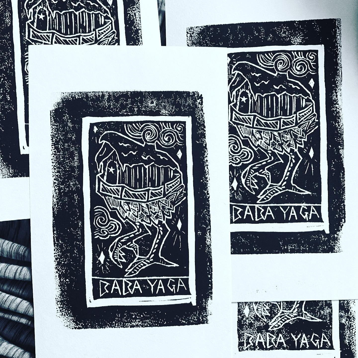 rough draft of a baba yaga tarot card/print, also my second attempt at linocut! thinking i’m going to print one on a thicker cardstock and add it to my Alleyman’s Tarot deck when it arrives! you still have a few weeks to check out that Kickstarter if you haven’t already 🖤🐓