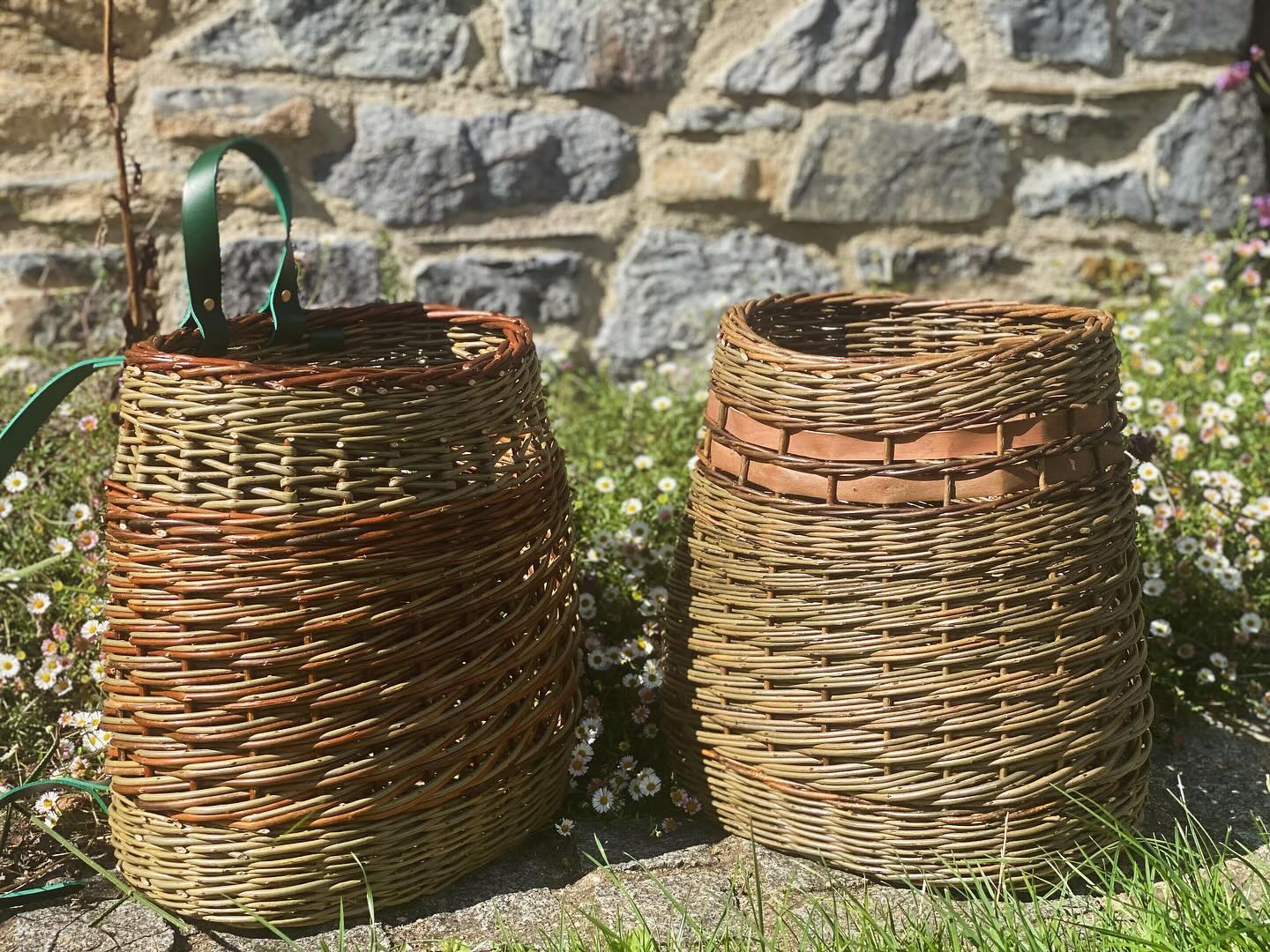 Just a couple of Backpacks drying in the sun☀️wondering where they might like to live!
The pack on the left is woven with Dickie Meadows and Flanders red willows with a vegetable tanned leather strap in bottle green and brass buckles. The pack on the right is Brittany green willow with strips of Eucalyptus bark woven through and a chocolate brown veg tanned leather strap and brass buckles.
I’ve streamlined the shape on these two and I’m chuffed with how they feel to wear. Come see for yourself and try them on. 🙂
One is going to the beautiful shop that is @meandeast In Totnes and the other will come with me to @devonopenstudios at @arthousesouthbrent this weekend , open 10-5 Saturday and Sunday. 🙂👋🏻
#willowbackpack #willowweaver #makerofbaskets #artisanmade @devonopenstudios #baskets