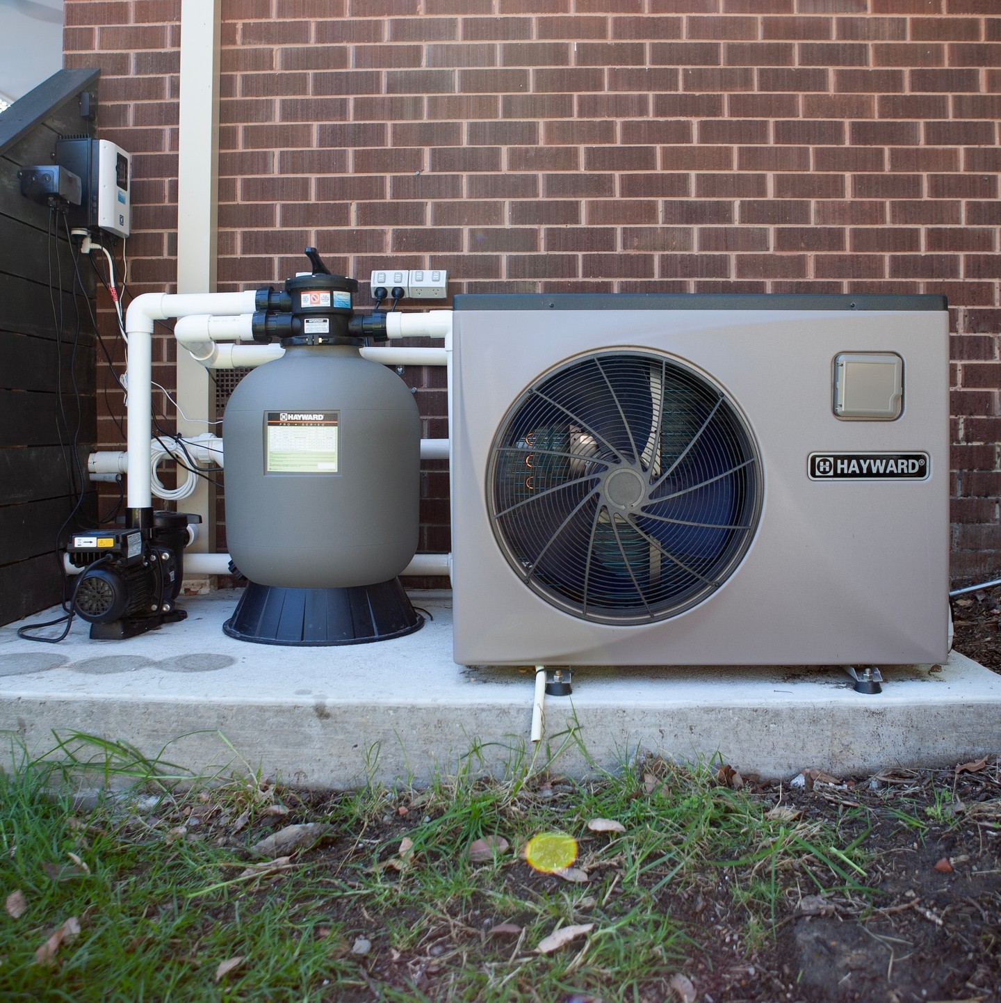 Check out this eco-friendly equipment pad we installed for our client in Croydon 👏🏻
The @hayward_australia equipment features a variable speed pump, inverter heat pump, sand filter and an Aquarite chlorinator ✅
This neat little set up allows the client to heat their pool, reduce their maintenance and control their filtration and sanitisation at the touch of a finger ☝🏻
#poolequipment #hayward #variablespeedpump #heatpump #poolheating #sandfilter #aquaritechlorinator #maintenance #filtration #sanitisation #ecofriendly #croydon #plungepoolsplus