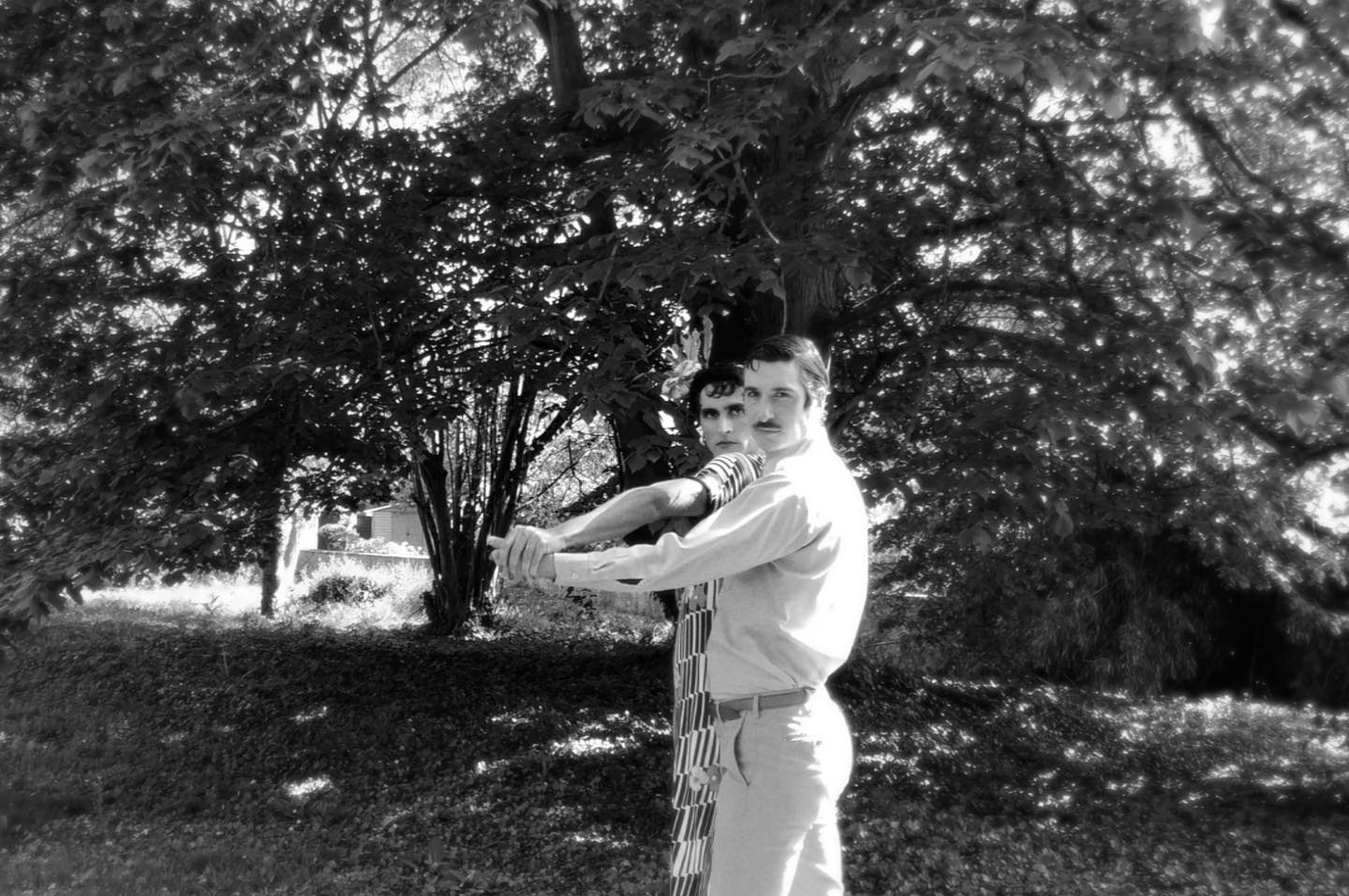 💄Tranquille
Sur le fil
Perché dans tes pensées
Tu t’imagines
Joli guerrier (hé)
Sous tes cils
Des îles inexplorées
Se dessinent
Pour y voguer
C’est magique quand t’assures
Tes virages incontrôlés
Ton armée qui s’allume
C’est plus sûr quand t’assumes
Minotaure déboutonné
Viens, n’aies plus d’inquiétude
Puisqu'on s'aime en vrai,
Sérieux !
Léger, léger, sois tranquille
Puisqu'on s'aime en vrai,
Sérieux !
Léger, léger, sois tranquille
Sur mon île
Fini de s'excuser
Ton corps agile
Peut s'amuser (hé)
Sous mes cils
Viens là te lover
Je t’emmène en ville
Pour y vaguer
Je veux tes monstres à plumes
Trémoussant déshabillés
Tes tuataras qui fument
Tes dragons sous l'écume
Dansant coupé décalé
Viens, n’aies plus d’inquiétude
Puisqu'on s'aime en vrai,
Sérieux !
Léger, léger, sois tranquille...