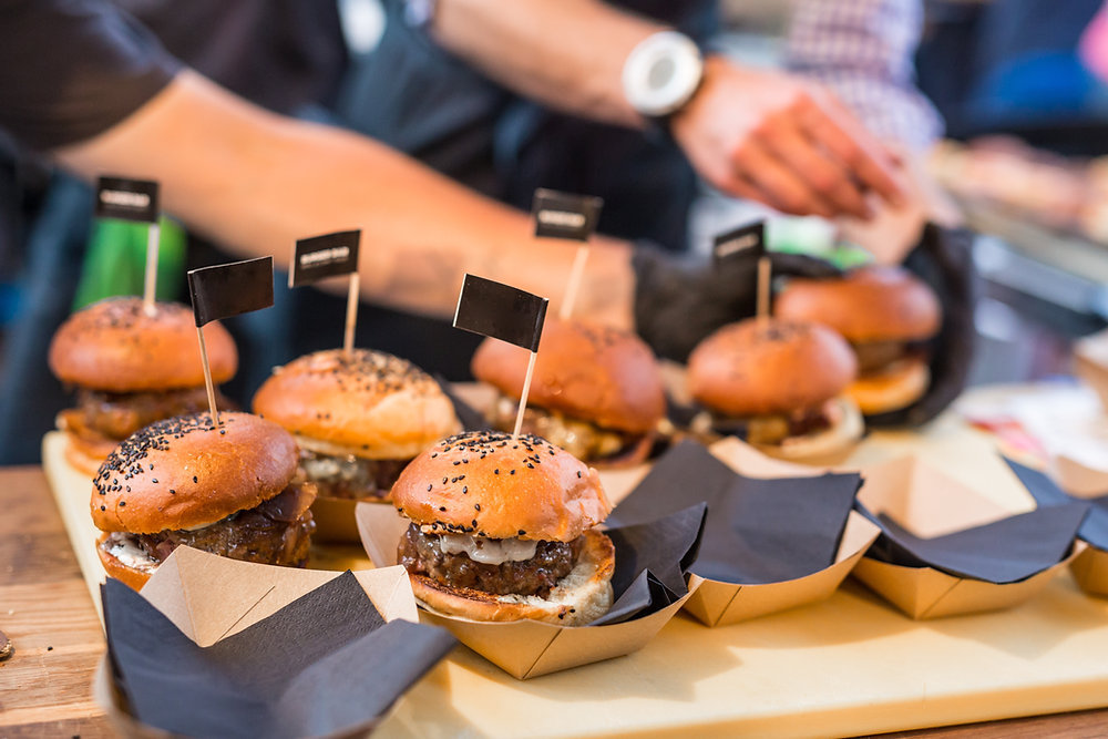 Die 10 beliebtesten Gastronomiegeräte im Jahr 2024
Die Welt der Gastronomie entwickelt sich ständig weiter, und jedes Jahr werden neue Küchengeräte zu den Favoriten professioneller Köche. Im Jahr 2024 gibt es einige Geräte, die sowohl in professionellen Küchen als auch in Hobbyküchen besonders beliebt sind. Wir haben die Top 10 für Sie zusammengestellt.
Sous-vide-Gerät – Niedrigtemperaturgaren ist ein aufkommender Trend.
Intelligente Küchenwaage – Perfekt für präzise Messungen.
Industrie-Mixer – Mit leistungsstarkem Motor beeindruckt er in jeder Küche.
Digitales Ofenthermometer – Sorgt für den perfekten Garpunkt von Fleisch.
Dörrgerät – Trockenobst und -gemüse sind immer gefragter.
Schnellkühlgeräte – In professionellen Küchen unerlässlich, um Zeit zu sparen.
Spiralizer – Kreative Präsentationen für Obst und Gemüse.
Vakuumierer – Längerer Frischeerhalt von Lebensmitteln.
Pizzasteine – Ein Muss für alle Pizzaliebhaber.
Intelligenter Küchenroboter – Multifunktional und einfach in der Handhabung.
Diese Geräte sparen nicht nur Zeit, sondern fördern auch die Kreativität in der Küche. Wenn Sie 2024 eines dieser Produkte in Ihre Küche integrieren möchten, besuchen Sie unsere Website und erfahren Sie mehr.