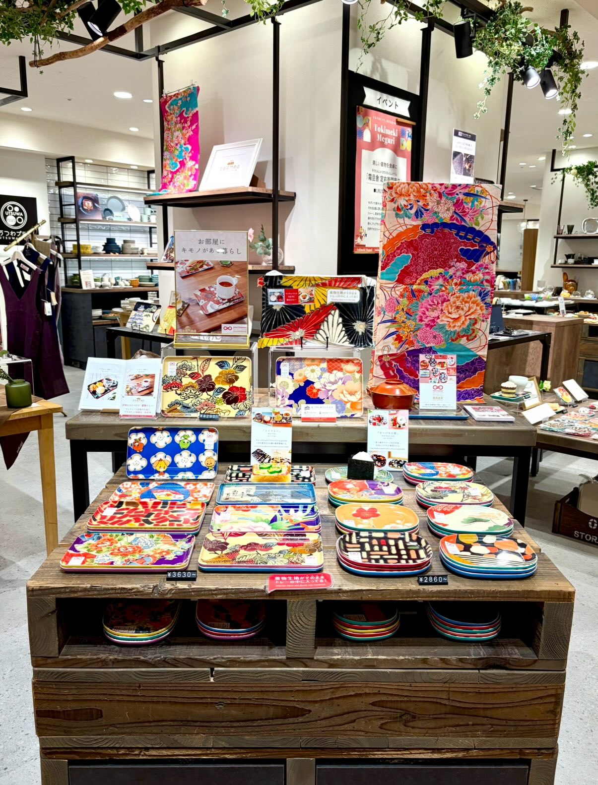 神戸阪急POP UP SHOP
7日間が無事に終了しました✨
@kobe_hankyu
期間中は、大寒波にもかかわらず
たくさんの方にお越しいただき
誠にありがとうございました💖
お客様と一緒に
着物や銘仙が持つ物語をお話できた時間は
幸せで心に残るひとときでした。
お気に入りとして選んでいただいた
一期一会の着物トレー&銘仙トレーが
皆さまの暮らしの中で
楽しい時間を彩りますように👘🍽️✨
うつわプラスのスタッフの皆さまの
サポートがとても手厚く
明るく優しく支えていただき、
心より感謝申し上げます。
そして、昨年に続き今年もご一緒した
陶芸アート作家・五十嵐志緒ちゃん @igarashio
しおちゃんの存在に
毎日元気をもらっていました🧡
7日間の素敵な出会いを
本当にありがとうございました👏✨
✧
【 NEXT POP UP SHOP 】
🗓️ 2/11(水)〜2/17(火)
MATSUYA浅草 1F
🗓️ 3/4(水)〜3/10(火)
日本橋三越本店 本館4F 呉服
✳︎オーダーメイド受注会3日間 初開催
🗓️ 4/17(金)〜4/19(日)
東京キモノショー2026
🗓️ 5/27(水)〜6/2(火)
銀座三越 本館7F リミックススタイル
全日在店しておりますので
ぜひ遊びに来てくださいね😊👘🍽️
✳︎現在ロフト4店舗POPUP同時開催中
∽∽∽∽∽∽∽∽∽∽∽∽
Thank you so much to everyone
who visited us at our pop-up at Kobe Hankyu✨
It was a pleasure to meet you in person
and share the beauty of kimono fabrics👘
Each tray is truly one of a kind—
we hope it brings joy to your everyday life.
With heartfelt gratitude to all who supported us💓
【 NEXT POP UP SHOP 】
🗓️ Feb 11 (Wed) – Feb 17 (Tue)
MATSUYA Asakusa | 1F
🗓️ Mar 4 (Wed) – Mar 10 (Tue)
Nihonbashi Mitsukoshi Main Store
Main Building | 4F Kimono Department
🗓️ April 17 (Fri) – April 19 (Sun)
Tokyo Kimono Show 2026
🗓️ May 27 (Wed) – June 2 (Tue)
Ginza Mitsukoshi
Main Building, 7th Floor (Remix Style)
I’ll be there every day.
Please come and say hello😊🙌🏻
𓇠𓇠𓇠𓇠𓇠𓇠𓇠𓇠𓇠𓇠𓇠𓇠
毎日の暮らしを楽しく彩る
「着物トレー™️」「銘仙トレー™️」
⇢ @sadaemonshoten
🏆 『おもてなしセレクション 2025』
最高金賞 受賞
✧
#定右衛門商店
#着物トレー
#銘仙トレー
#神戸阪急
#うつわプラス