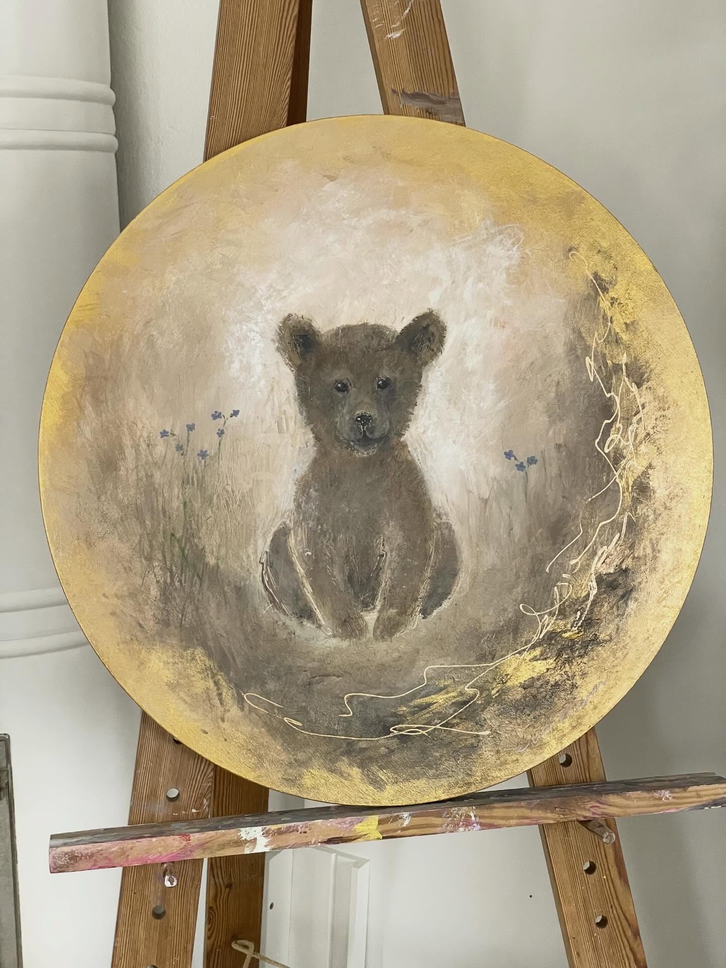 Mietin mitä teille kertoisin. Miten tervehtisin.
Terveiset hermojen raunioilta? 🤔 Vai mikä olisi sopiva tervehdys? ❤️🩹😌👋🏼
Kuitenkin kannatan aina aitoutta ja rehellisyyttä.
Viimeiset monta vuotta elämääni olen joutunut puskemaan lähes jatkuvasti yli omien kestokyvyn rajojeni. En työssä, vaan muussa elämässä. Äitiydessä ja esim useiden muuttojen parissa. Työtilojen, lasten koulujen ja paikkakunnanvaihtojen.
Omien nuorten ja oman kodin useat muutot.
Viime syksy oli yhden lapsen osalta todella rankka. Ja kun tarkemmin mietin, niin se oli sitä muidenkin osalta, mutta huomio ja voimat menivät eniten yhteen.
Nyt sydäntalven aikaan kun asiat lapsilla tuntuvat menevän jotenkin vihdoin raiteilleen, minun kehoni on loppu. Hälytystilassa. Se ei jaksa juuri mitään.
Mieli on silti ihan valoisa ja kiitollinen. Kevytkin 🩵🪽💫🪽✨
Toki haastavia tunteita tämä voimien loppuminen välillä nostaa, kuten häpeää etten jaksa vaikka olisi kivaa. Niitä sitten tunnetaan että vapautuvat kehosta pois.
Huomenna 24.1. menen gallerialle pitämään avoimet ovet klo 11-14.
Mutta sen jälkeen pidän taukoa 7.3. Asti niistä.
Maalaan työhuoneellani kotona sen verran kun voimat sallii 🙏🏻
Uskon ja luotan, että kun voimani palautuvat, niin kevät tuo ihan uudet energiat taas taiteeseenikin 🌸💕🪐🌙✨🔥
Kuvassa nalle jonka tyttäreni tilasi minulta uuden, ihanan kotinsa seinälle
- Play with me 🐻🙂halk.60cm