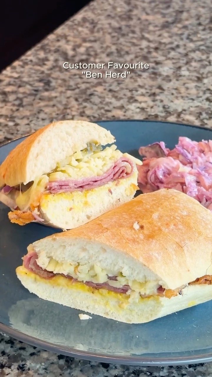 Another very popular sandwich of ours! Meet the legendary Ben Herd 😎🥪
If you love salt beef, this one’s about to be your new go-to!
A delicious mix of salt beef, grated cheddar, gherkins, red onion & English mustard 😋💛
Warning: seriously addictive 👀
#hitchineats #chillibhitchin #saltbeefsandwich #chillibs #brunchinhitchin