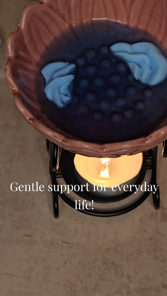 A Gentle Bloom
Scents notes: Bluebells,Hyacinth,calming florals with a gentle musk.
#waxaddict #waxmeltsobsessed #smallbiz