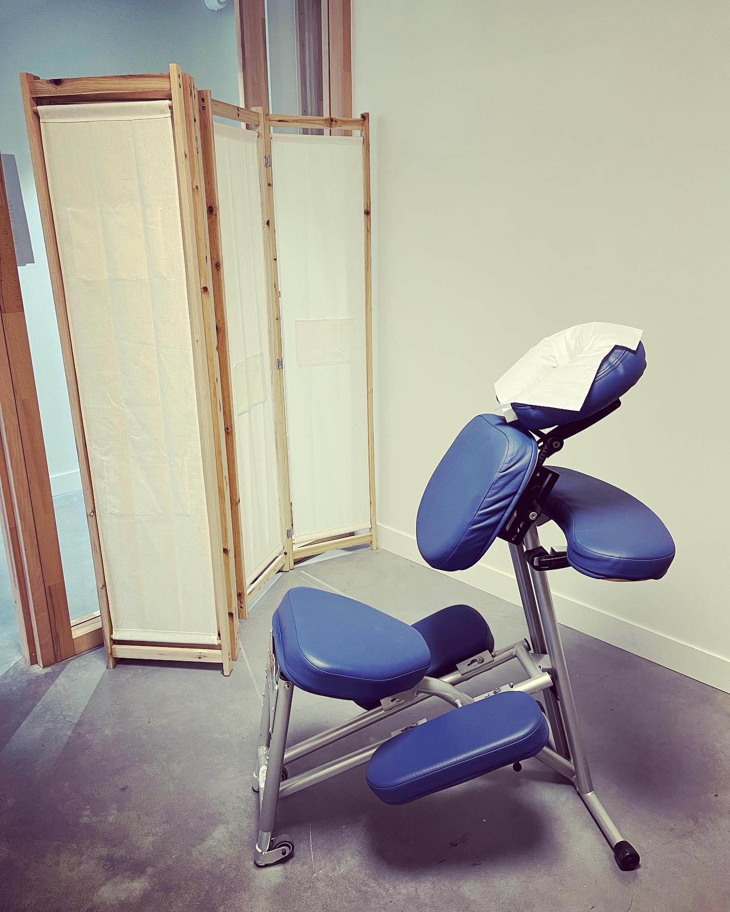 💆🏽♀️. Mes jeudis avec vous .💆🏽
.
Je les aime tellement ces jeudis…
.
Un moment de détente, de lâcher prise, de récupération, d’apaisement des douleurs et tellement plus !
.
Un moment de rigolade, de confession, de libération, de complicité, de partage, d’émotion, de reconnection à Soi et à son corps, de larmes, de remotivation et bien d’autres choses ✨
.
Merci pour cette belle journée
Vos mots, vos gentils retours et votre satisfaction remplissent mon cœur d’un immense bonheur 🙏🏽☀️
.
Quand une entreprise prend soin de ses employés et permet ces beaux moments Merci 💐
…
..
.
#ammaassis #ammaassisentreprise #massageassis #massageassisentreprise #massagelimoges #massagehautevienne #bienetreautravail #limoges #hautevienne #saintjunien #detente #acupressure #acupression #acupressuremassage #bienetre