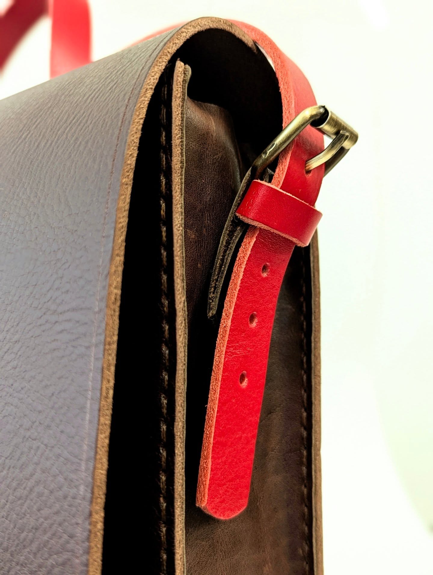 Une besace sur mesure
Chaque projet sur mesure est pour moi un vrai moment de partage et de création. Cindy est venue à l'atelier, elle voulait une grande besace marron et rouge, pratique et élégante, capable de contenir un classeur. Elle adore le rouge, moi un peu moins… alors j’ai choisi un cuir rien que pour elle, pour que ce sac lui ressemble vraiment.
Je l’ai fabriquée entièrement à la main, du dessin à la maquette, jusqu’aux dernières finitions, avec une grande couture au point sellier. Chaque étape a été un ajustement précis : trouver l’équilibre entre beauté, solidité et praticité, imaginer ce qui lui plairait, réfléchir à chaque détail… C’est un vrai travail d’attention et de patience.
Voir cette besace prendre forme, pensée pour Cindy et selon ses besoins, m’a beaucoup plu. Chaque couture, chaque étape de fabrication raconte un peu de mon atelier, de mon savoir-faire, mais aussi de la personne pour qui je la crée.
Créer sur mesure, est toujours un défi pour moi, c’est fabriquer bien plus qu’un sac : c’est donner vie à une pièce unique qui vous suivra très longtemps...
#cuir #madeinfrance #besace