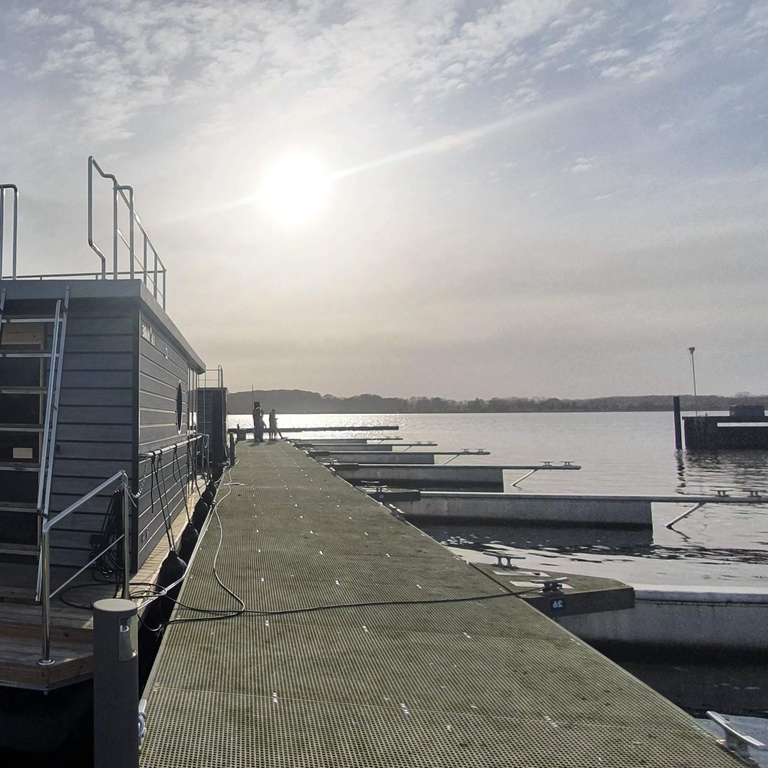 Unser TinyEscape Friend in Schleswig geht ab Juni wieder an den Start und zwar sowas von aufgemöbelt!
Etwas größer, mit 2 Schlafzimmern und somit für bis zu 4 Personen geeignet und mit Infrarotsauna ausgestattet, könnt ihr es euch im Ostseefjord gut gehen lassen!
📍Schleswig (🚗1:30 von Hamburg)
🚊 Mit Öffis gut erreichbar
Schnell in den Buchungskalender schauen und einen Slot sichern!
Bis einschl. Sept. mind. Buchung 7 Tage, Sa. - Sa.
Ab Oktober: mind. Buchung 3 Tage, Starttag flexibel.
tinyescape.de/buchen
#tinyescapehamburg #tinyescape #moinmadita #houseboat
#hausboot #ostseefjordschlei #schleswig #floatinghouse # hausbooturlaub