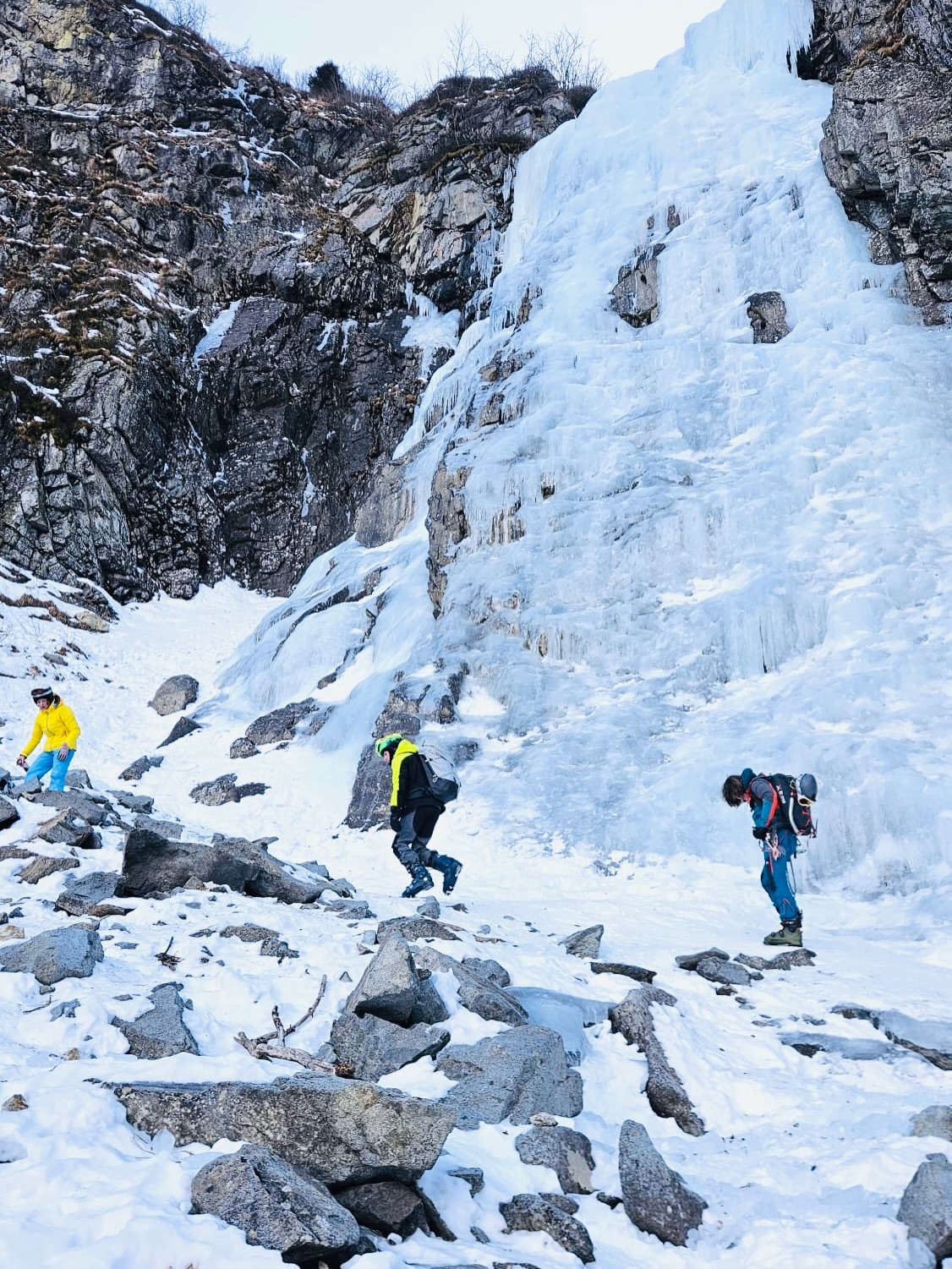Lyžák nebyl jen o sjezdovkách ⛷️ Zatímco část z nás pilovala oblouky, jiní se vydali do kopců. Skialpinismus nám ukázal hory z úplně jiné perspektivy – víc ticha, víc dřiny, ale taky víc svobody a parádních výhledů. Každý si našel to svoje a už z fotek je jasné, že to stálo za to. 💙🏔️ #lyzak #itg #gymnazium #skialpinismus #hory