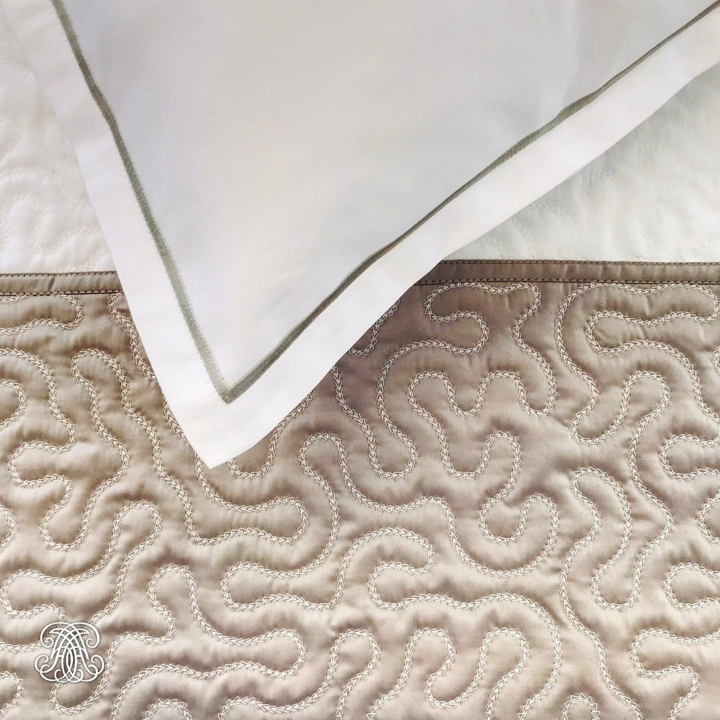 100% Satin de Coton
Fabriqué en France
L'élégant couvre-lit Vittoria, disponible dans une variété de tons neutres, s'adapte parfaitement aux différentes parures de lits
#lingedemaison #lingedelit #paruredelit #luxuryhomes #myfrenchinterior #lits#luxurybedroom #guillaumedaix#DécorationMaison
#HomeSweetHome
#InspirationDéco
#LingeDeMaison
#IntérieurChic
#DesignIntérieur
#StyleDeVie
#LuxeÀLaMaison
#DécoModerne
#DesignDeQualité
#DécoRaffinée
#InstaHome
#Lifestyle
#MaisonEtJardin
#HomeDecor
#IntérieurÉlégant
#InspirationDesign
#DécoDeLuxe
#ArtDeVivre
#LingeDeLit