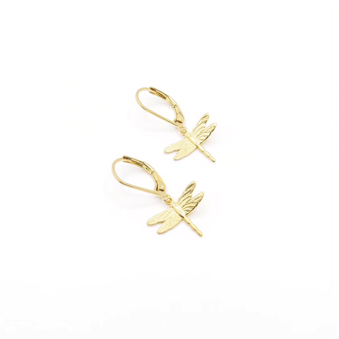 Natuur in je oren ✨
Het moest er eens van komen: een vleugje natuur om te dragen.
Ik maakte één uniek paar van deze schattige libellen —
voor iedereen die net zo van libellen houdt als ik.
Zilver verguld in 18kt goud, delicaat en sprankelend.
Een klein stukje natuur, voor altijd. 💛
#goudsmid
#juweelontwerp
#geboortesteen
#maatwerkjuwelen
#zilver