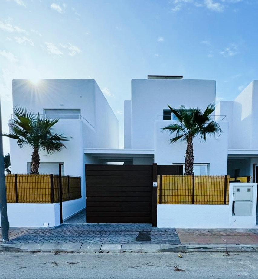 Achter deze prachtige gevel schuilt Casa Lita 💕
#casalita #losalcázares #holidayvilla