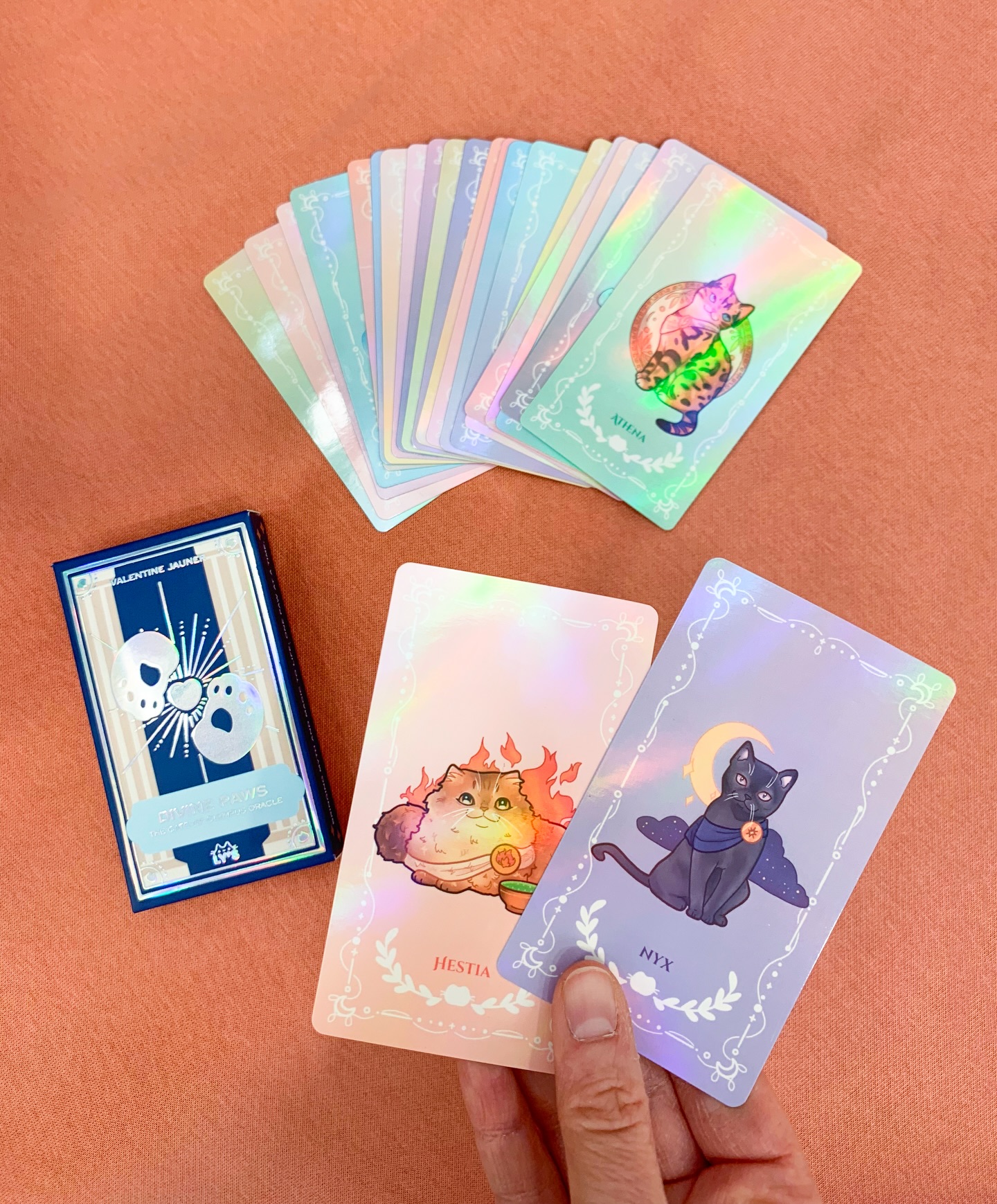 Zoom sur l’univers de @ly.s_art
Une illustratrice aux créations aussi mignonnes que colorées 🎨✍️
Image 1 : un oracle version chats, aussi beau que mystérieux, 35.-
Image 2 : une avalanche d’autocollants kawai, à collectionner (ou coller partout), 4.- pièce
Image 3 : des pins illustrés, petits détails qui font toute la différence, 14.- pièce
Papeterie, accessoires, illustrations… la créatrice Ly’s crée un univers joyeux et tendre, parfait pour ajouter une touche de douceur et de fantaisie au quotidien.
Viens découvrir toutes ses créations à la boutique!
📷: (image 3) sweatshirt à zip @hindibazaar