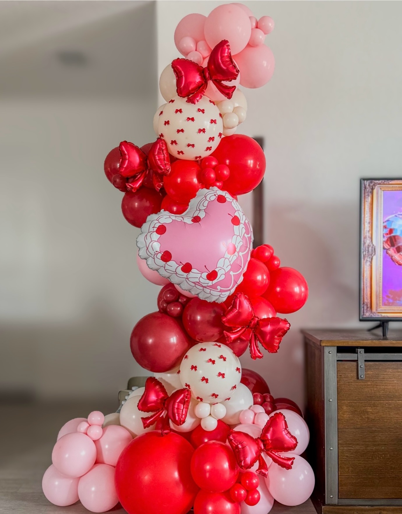 Valentineโs Day is just around the corner! ๐ ๐น ๐
Freestanding balloon garlands are quickly becoming our favorite! Theyโre easy to move around, can be placed against a backdrop, and are budget-friendly! Visit our website for more info!
#kalisan #kalisanballoons #freestandingballoongarland #balloondecoration #valentinesballoons