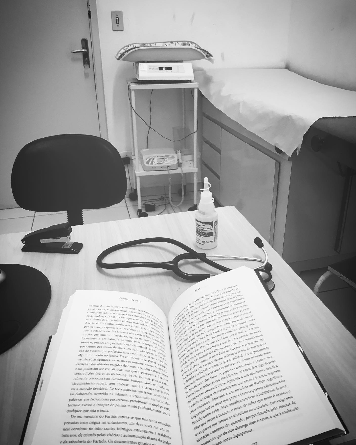 A nossa rotina, tradicionalmente, é organizada com 5 dias de trabalho e 2 que deveriam ser de descanso. Hoje estou pensando mais nesses 5 dias.
Vocês já repararam como somos constantemente retalhados com receitas prontas do que fazer durante nosso dia, mas a grande maioria dessas “receitas” se tornam impraticáveis?? Ter oito horas de sono, trabalhar mais oito, se exercitar por uma hora e meia, manter uma boa alimentação, cuidar da casa, cuidar dos filhos, organizar o próximo dia, conversar com amigos e família, meditar, rezar, ler... e é muuiita coisa!
Já perdi a conta de quantas vezes me senti mal por não fazer tudo que planejei me comparando com pessoas que conseguem cumprir uma infinidade de tarefas e a resposta que tive refletindo sobre isso foi: Eu sou diferente. Você é diferente. Isso é tããão óbvio e mesmo assim, de forma consciente, queremos aplicar o que dá certo com os outros, nos nossos dias.
Vamos fazer o que amamos e o que temos que fazer sem nos culpar se não conseguirmos? Reparei que fiquei muito menos mal humorada e até vendo graça nos meus pequenos fracassos diários 😂 As vezes o que está faltando nessa nossa listinha de afazeres é justamente manter uma vida mais leve...

