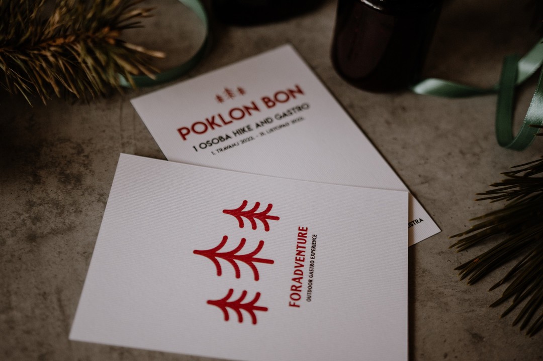 Ne znamo za vas ali mi smo naveliko već u duhu Božića. Nama je jako stalo da nam godina protekne u društvu dobrih prijatelja, fine hrane i divnog vina.
Ljubav prema hrani, vinu, prirodi i ljudima spojila se u ovu FORAdventuru, zbog toga smo jako sretni i zahvalni. Radimo nešto što baš jako volimo a hrabrost se ove godine isplatila.
A da bi i vas potaknuli na FORA uživanje i divne trenutke, pripremili smo ove POKLON BONOVE.
Ove godine poklonite doživljaje, poklonite trenutke. Mislimo da nema boljeg poklona nego trenuci uz hranu i vino.
Pripremili smo više paketa:
- poklon bon - 180kn
- poklon bon + kutija kolača - 220kn
- poklon bon + lončić - 250kn
- poklon bon + FORA teranino ili FORA biska i džem od šumskog voća s teraninom - 250kn
Hvala vam na povjerenju. Vaš FORAdvenutre team.
#gastro #foradventure