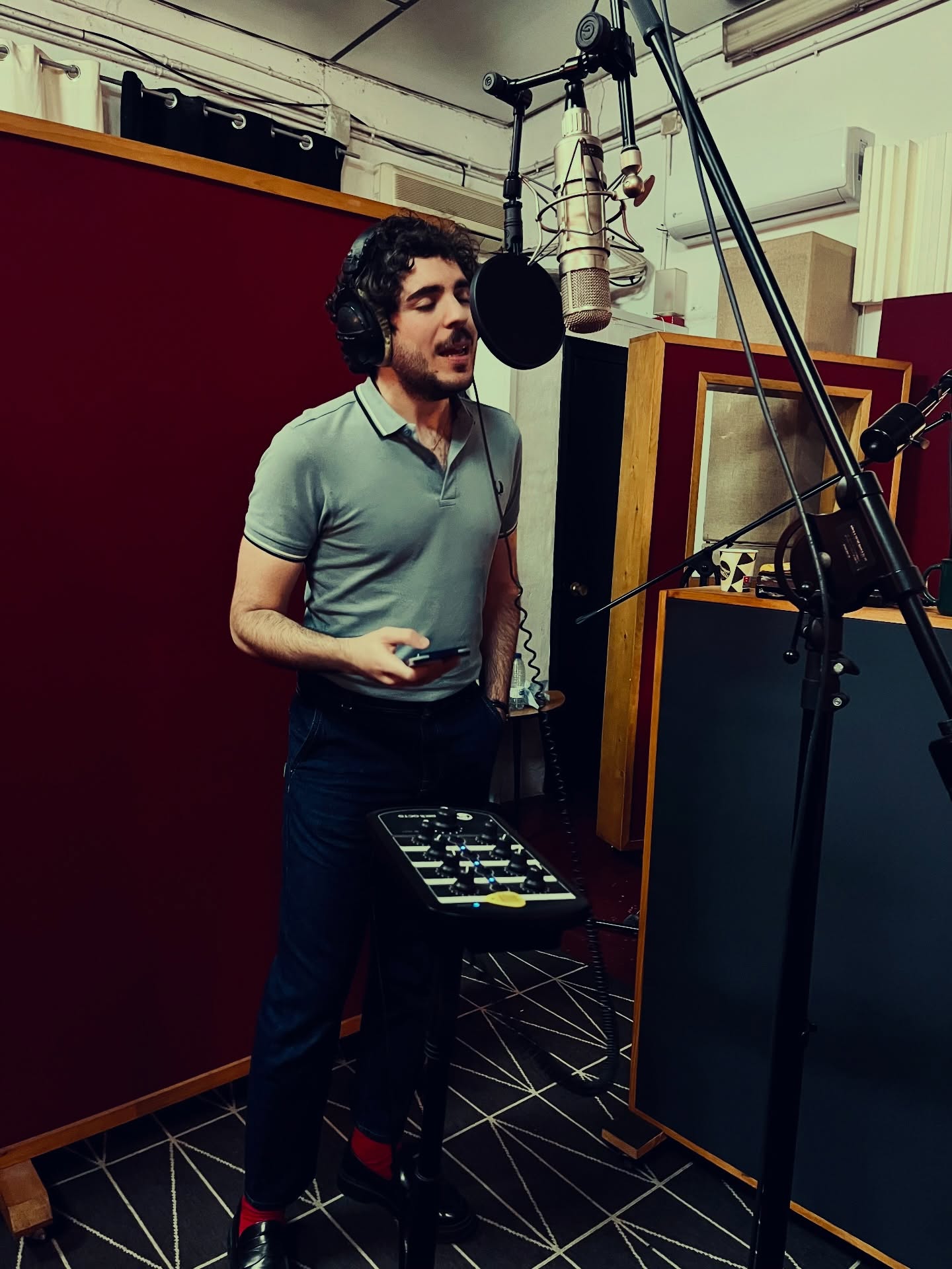 Con La Trinidad. grabando su próximo single y que servirá de adelanto de su próximo LP.
Un placer reencontrarme con Sixto, Jorge, Churri y Carlos, además de conocer y trabajar con su amigo y productor Toni Jiménez ( Lori Meyers, Niños Mutantes ) . Gracias a Nilsson (Mal Viaje) por los rototoms y la ayuda.
Ganas de escuchar la mezcla de Jaime Beltrán de @laresineraestudio.
@latrinidadpop #postpunk #indiemusic #postpunkenespañol #estudiodegrabación #malagaspain