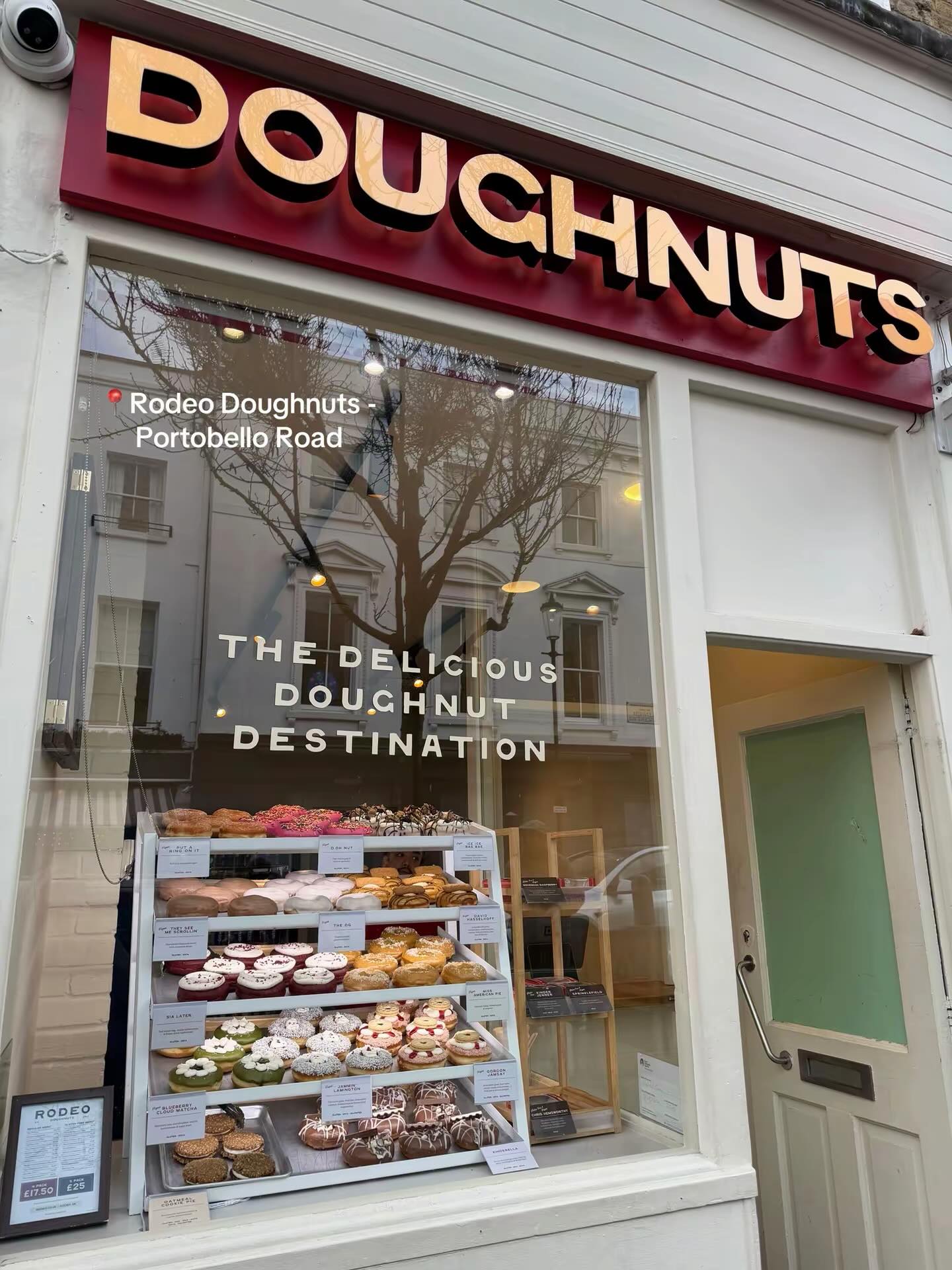 @rodeo_uk
Come with us to find some crazy doughnut toppings in Notting Hill. This small window sized shop on Portobello has exactly that - from blueberry ice cloud doughnut to Kinder Jenner, you can try a lot of interesting combinations. What we liked the most was the actual doughnut under all that topping - not too sugary, well baked, soft. Overall we really enjoyed this.
#doughnuts #desserts #foodtiktok #foodguide #portobello