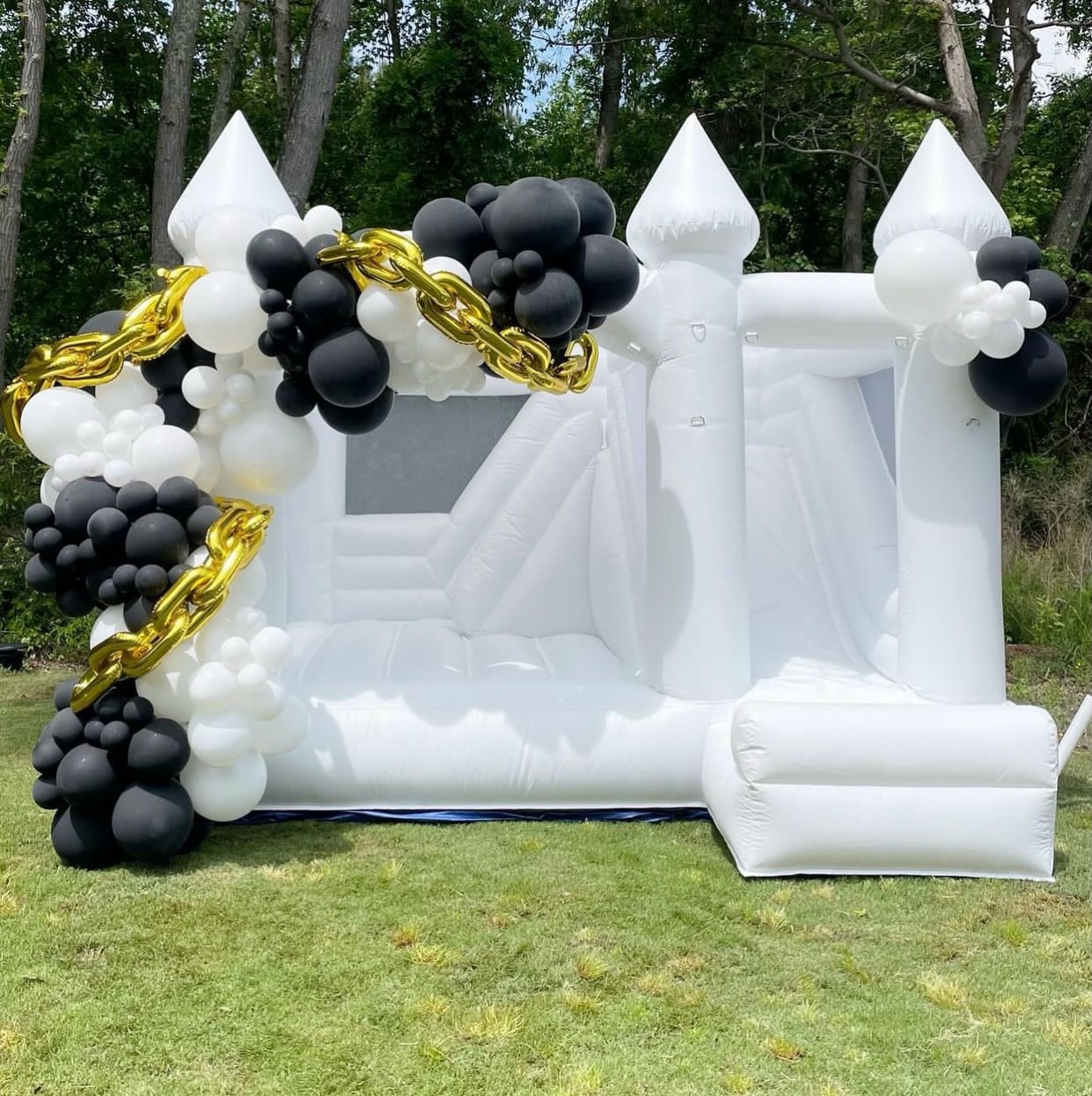 Looking to add a little extra fun to your event? 🤍 Book one of our white bounce houses! fun for all ages ✨
#BounceHouseRentalVB
#SoftplayVB
#partyrentals
#ModernParty