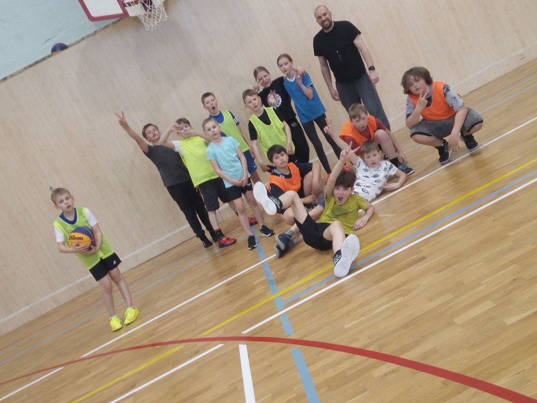 "Nii lapsed, teeme ühe korraliku pildi ka!"
3x3 korvpalli trennid Padisel koguvad tuure, sest hooaja algus hakkab lähenema.
Tänavakorvpall meeldib nii treeneritele kui ka lastele ning muutub järjest populaarsemaks.
Tulge ja ühinege. Padisel neljapäeviti (mai lõpuni) algusega 17:15
#3x3 korvpall #padise #skkets #Wilson