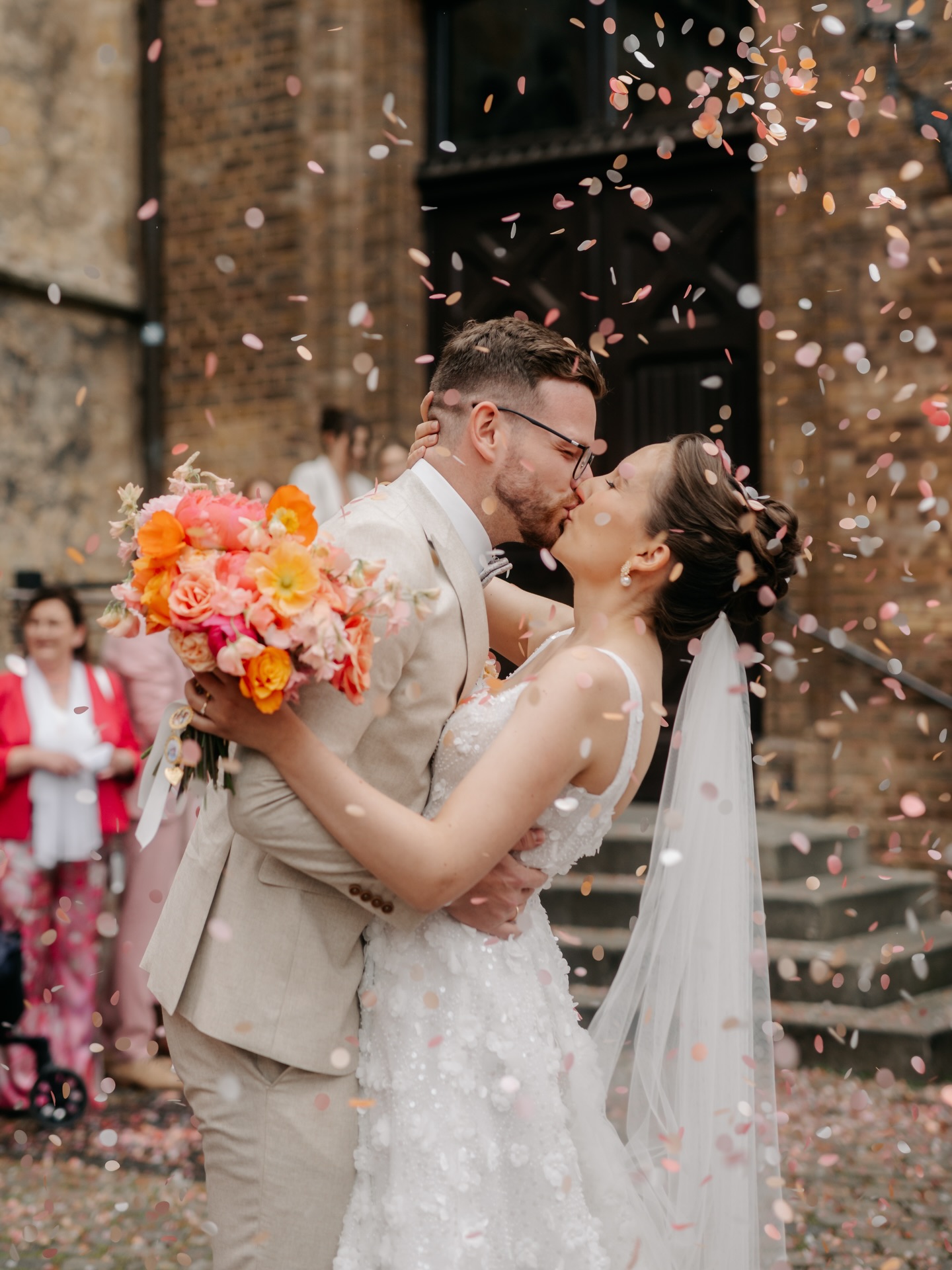 🌸🌼☁️💛💒
Dress: @evalendel
Bride: @loisarie
Photo: @thoselittlethings.de
Planning: @mikado_hochzeitsplanung
Flowers: @wildroses_floristin
H&M: @lena_bossik