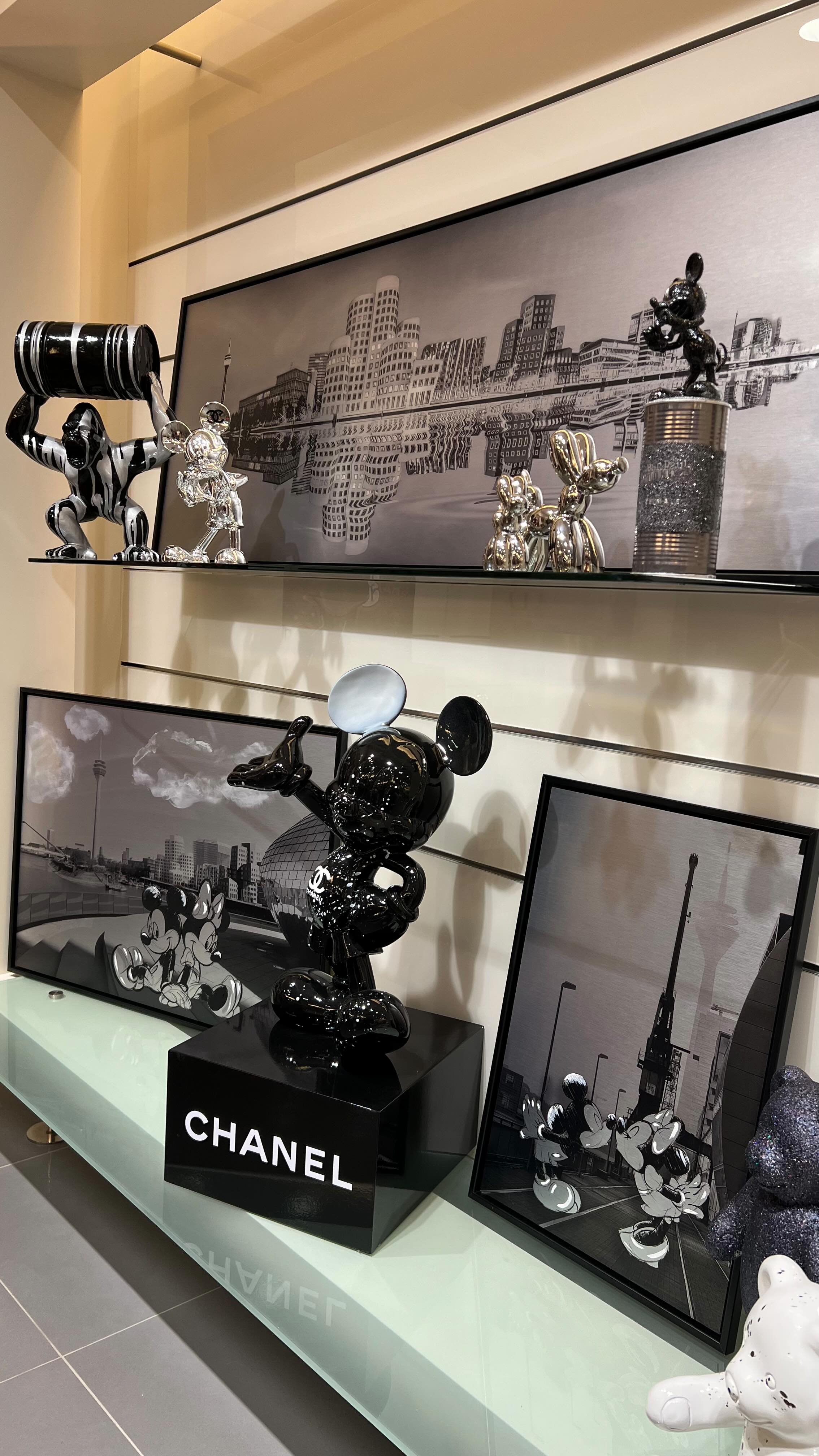 Medienhafen Düsseldorf – neu inszeniert 🤍 mein Lieblingsplatz in Düsseldorf auf gebürstetem Aluminium Dibond,
handbemalt mit Mickey-Mouse-Figuren.
Gerahmt in Schwarz. Elegant. Zeitlos.
Kunst für echte Düsseldorf-Liebhaber.
#medienhafen #medienhafendüsseldorf #düsseldorfliebe #düsseldorfkunst #aludibond aludibondart urbanart popart contemporaryart interiorinspo artcollector designliebhaber kunstaufinstagram statementpiece