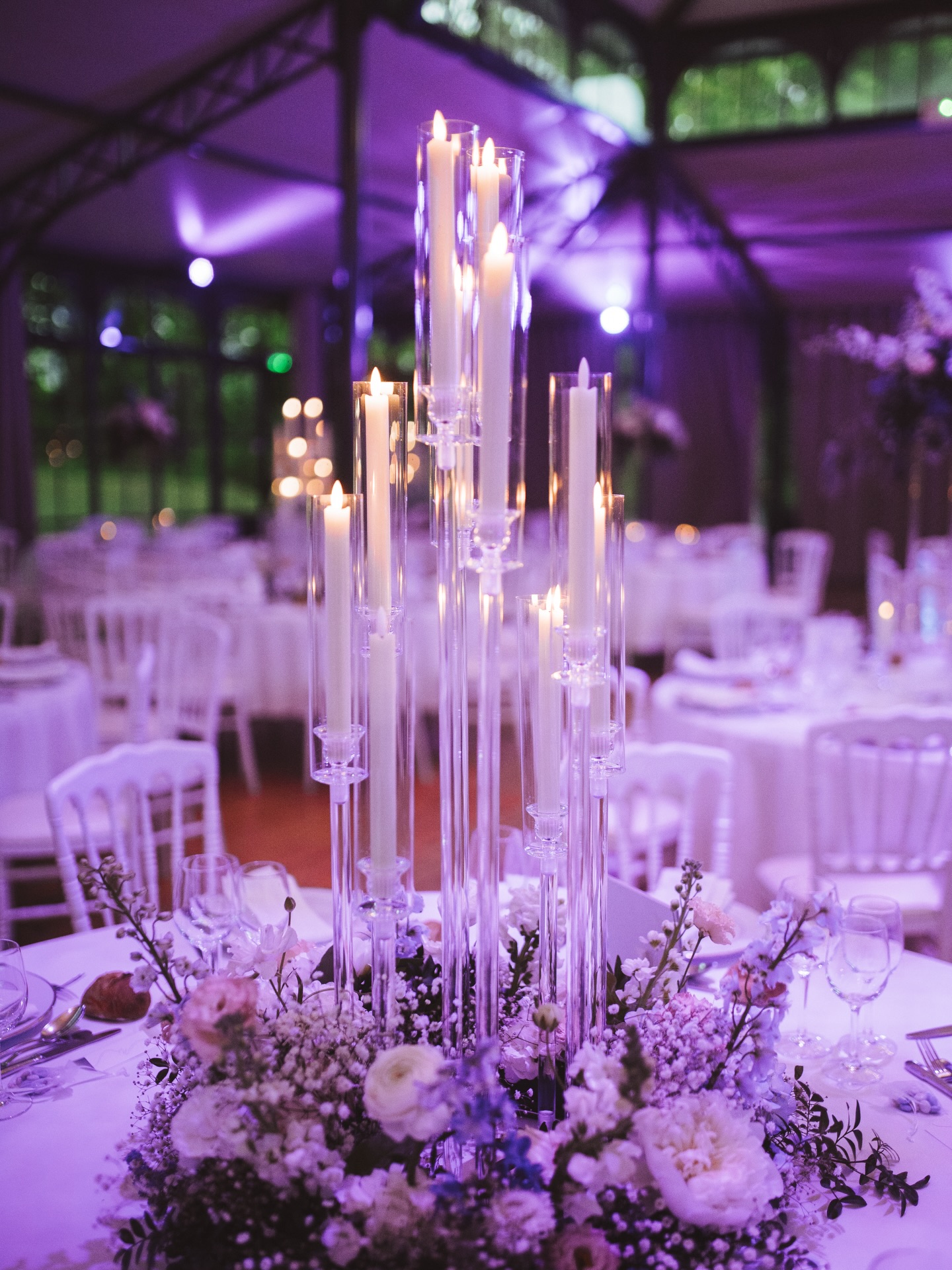 Le centre de table comme pièce maîtresse.
Des lignes élancées, la transparence de l’acrylique, la douceur des fleurs… et la lumière qui structure l’espace.
Un jeu d’équilibre entre élégance, verticalité et poésie pour habiller la table jusque dans les moindres détails. ✨
___
Crédits :
Lieu : @domainedaslan
Traiteur : @menardtraiteur
Photographe : @ohana_galerie
Vidéaste : @tim.production
Fleuriste : @mademoisellecoquelicot.fleurs
Décoration : @ombretlumiere
Wedding planner et designer : @mc2monamour_normandie
Ombre et Lumière - Décoration - location décoration Normandie - Normandie - jour J - mariage - décoration mariage - centre de table