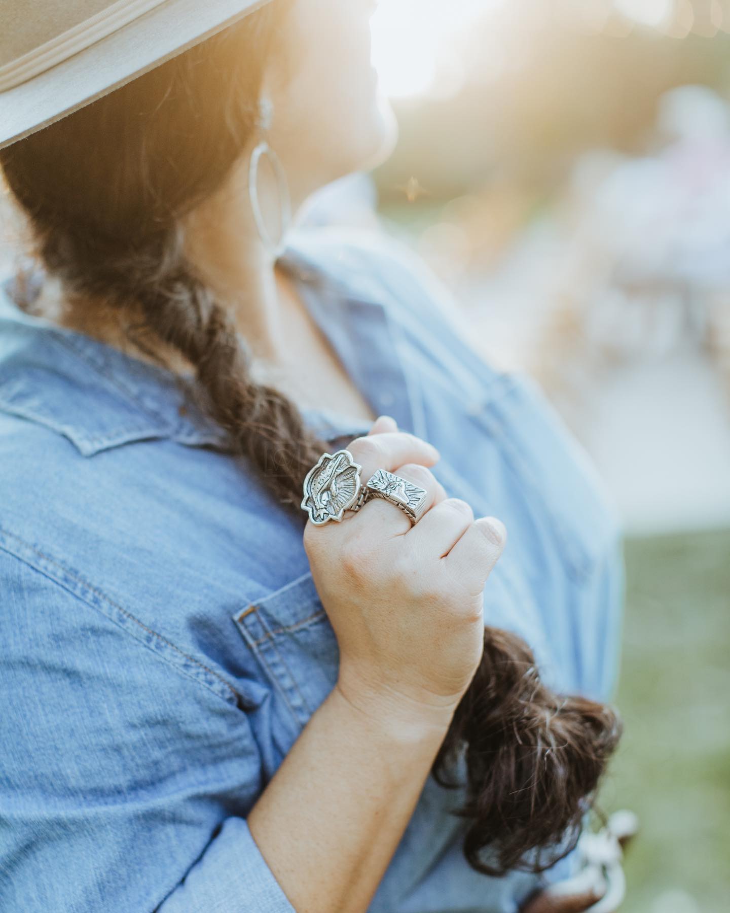 ¡Viva el presente! Honra el pasado. I am deeply rooted in the Lone Star State, and I honor my heritage through my designs. Each piece is carefully handcarved then cast in precious metals. The quality brings a nice weight that is comfortable to wear with a bold and distinctive style. Link in bio to shop now.
#cenizowest #jewerly #lostcastwaxing #texasheritage