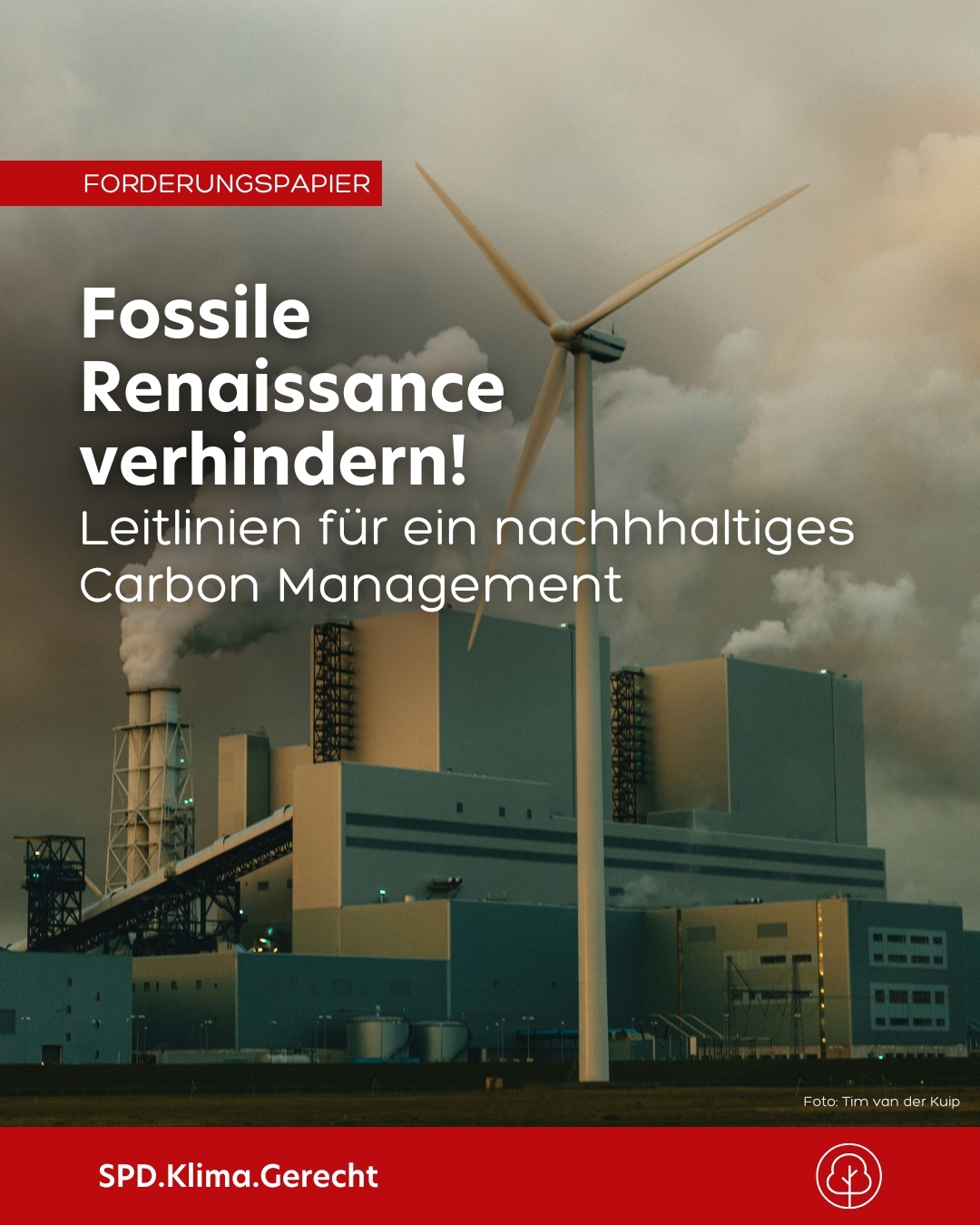 Klimaschutz oder Comeback der fossilen Industrie? 💨
Das kommt bei den sogenannten Carbon Management Maßnahmen wie CO₂-Abscheidung und -Nutzung (#CCU) oder -Speicherung (#CCS) stark darauf an, welche regulatorischen Rahmenbedingungen vorgegeben werden. Diese Rahmenbedingungen will die Bundesregierung jetzt mit der Novelle des Kohlendioxidspeicherungsgesetzes (KSpG) und einer neuen Carbon Management Strategie (CMS) festlegen. Mit unserem neuen Forderungspapier haben wir dafür fünf zentrale Leitlinien definiert, mit denen ein verantwortungsbewusstes und nachhaltiges #CarbonManagement gelingen kann.
👉 Vermeidung priorisieren - CCU/S darf daher nie als Ausrede genutzt werden, um den Ausstieg aus vermeidbaren fossilen Prozessen, insbesondere der fossilen Energieerzeugung, zu verzögern.
👉 CO₂-Infrastruktur minimieren - Der Bau einer überdimensionierten CO₂-Infrastruktur, die Fehlanreize und fossile lock-ins erzeugt, muss verhindert werden.
👉 Permanenz gewährleisten - Bei der unterirdischen Speicherung von CO₂ braucht es eine dauerhafte und unabhängige Überwachung während und nach der Injektionsphase.
👉 Greenwashing verhindern - Bei der Genehmigung von CCU/S-Maßnahmen müssen Umweltauswirkungen, verbleibende Emissionen und der hohe Energiebedarf immer mit berücksichtigt werden.
👉 Verantwortungsbewusst handeln - Die ökologischen und finanziellen Risiken der CO₂-Infrastruktur dürfen nicht die Allgemeinheit belasten, sondern müssen langfristig in der Haftung der Betreiber liegen.
Das ganze Papier findet ihr über den Link in unserer Bio✊