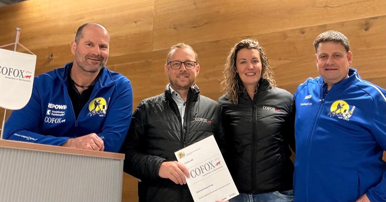 @cofox_ag neuer Co-Sponsor des Bündner Kt. Schwingerverbandes!
Wir freuen uns, ist die COFOX als Co-Sponsor ab sofort Teil der Bündner Schwingerfamilie. Mit vier Stützpunkten und 20 Mitarbeitenden ist die COFOX der Büroausstattungsanbieter in der Ostschweiz. Das 2006 gegründete Unternehmen befindet sich zu 100 Prozent in Besitz der zweiten Gründerfamilien-Generation. Fundiertes Fachwissen, leidenschaftliches Engagement, nachhaltiges Denken und Handeln, das Bekenntnis zu unseren Regionen und Begeisterung für die Tätigkeit bilden das Fundament der dynamischen Unternehmenskultur.
Im Beisein von Stefan Fausch unterzeichnete Verbandspräsident Bruno Sprecher heute den Sponsoringvertrag mit Enrica Cadonau (Verwaltungsratspräsidentin und Inhabende Geschäftsführerin) und Fadri Cadonau (Verwaltungsrat und Inhabender Geschäftsführer). Wir danken der COFOX und heissen das Unternehmen herzlich in unseren Reihen willkommen.
#Schwingen #Tradition #Graubünden