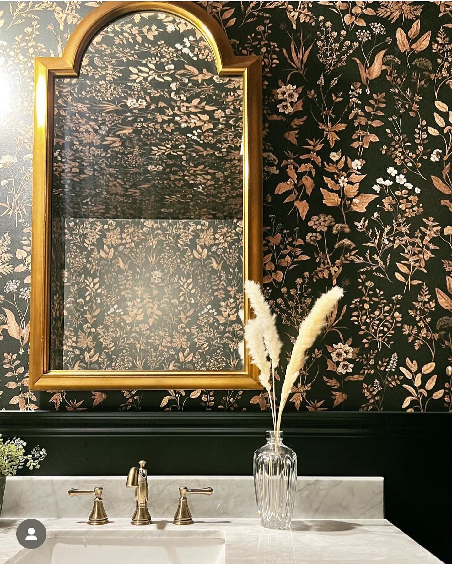 My Herbarium Antique Wallpaper in Forest Green seen here in a powder room styled by @laurenhenesy. I love this !
All of my wallpaper designs are available to purchase direct from @miltonandking
#herbariumantique #miltonandking #interiordesign #luxurywallpaper #wallpaperinspo #vanityunit #homedecor #hackneyandcodesign #darkwallpaper #herbwallpaper