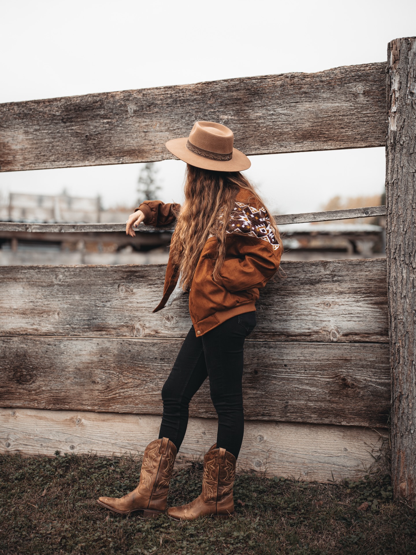 BACK IN STOCK ⚡️
Clairement un des modèles que vous préférez depuis son lancement et très souvent victime de son succès, la veste Yosemite revient pile à temps pour affronter l’hiver avec style 😎
Ce n’est pas les clichés de notre shooting au @febus_king_ranch qui raconteront le contraire !
#backinstock #bomberjacket #vintagewear #westernwear #westernfashion