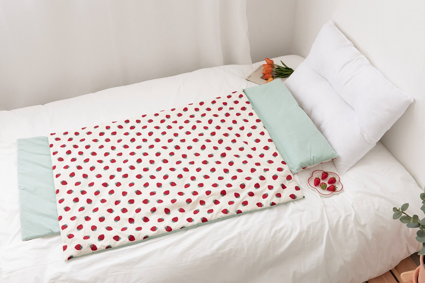 🍓Embrace sweetness with our Strawberry Mint patterned Nap Mat. 🧼