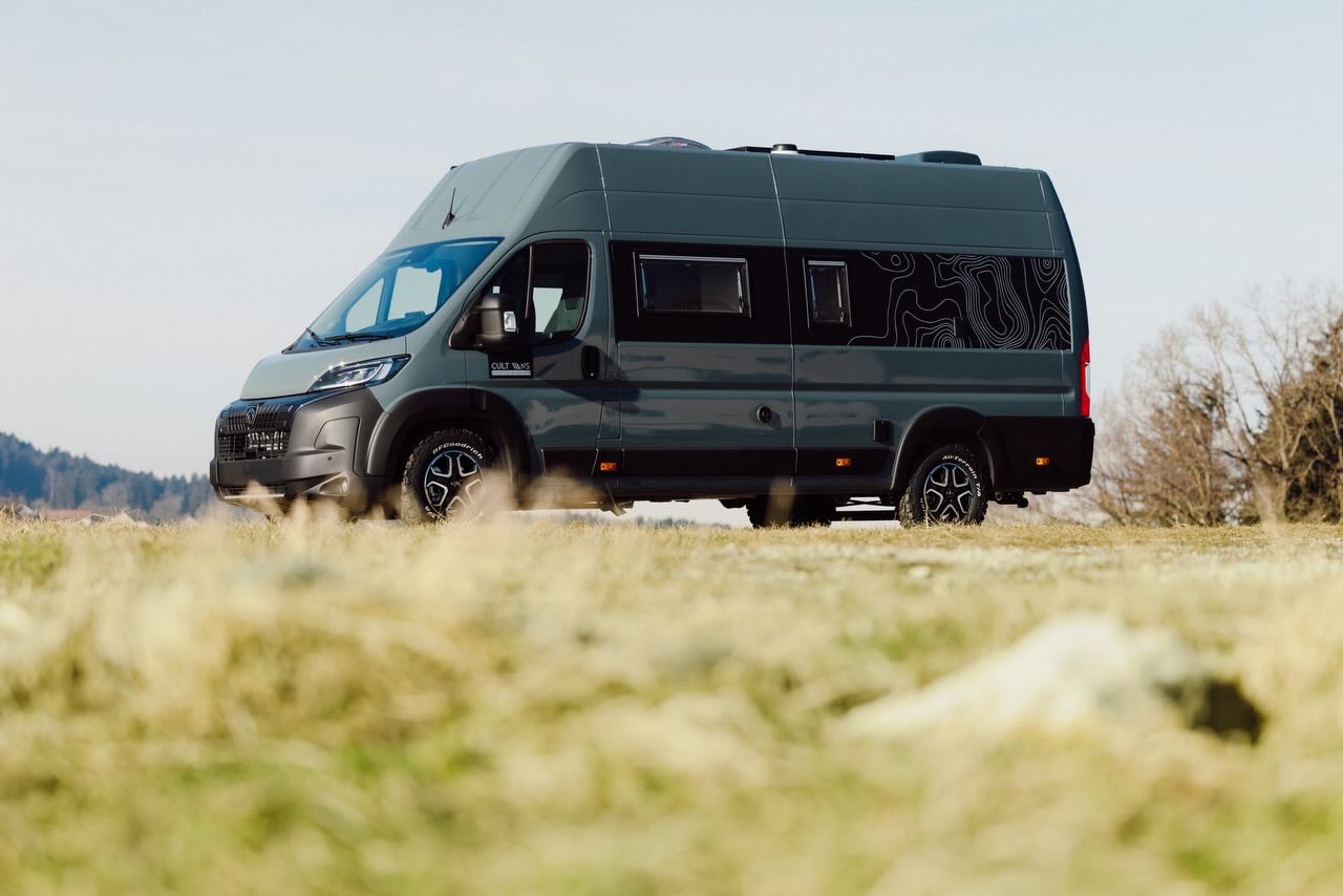 Sportlich-elegant🕺🏻
Sportlich im Auftritt. Elegant im Detail.
Der Peugeot CV 640 Bike.
Neu gefertigt und bereit für alles was kommt.🚴🎿🧗♂️🏖️
📷 @andographie ❤️
🔥for sale!
www.cultvans.ch/projekte
#peugeotcamper #cv640bike #campervan #vanlife #handmade