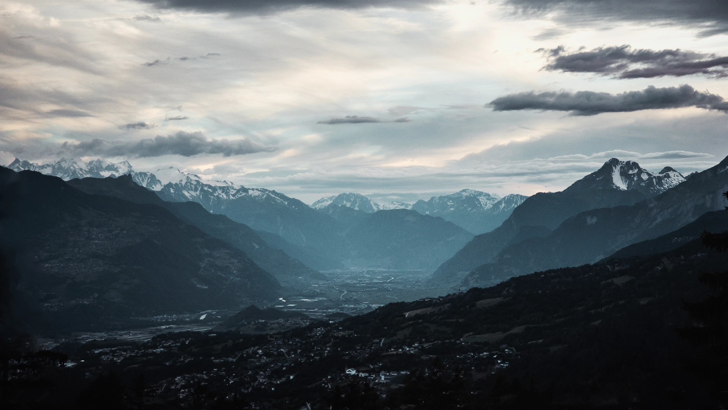 Moody sunsets in Switzerland 🌄
#switzerland #cransmontana #swissalps #visitswitzerland #landscape #moody #snow #mountains #shotonsamsung #lightroom