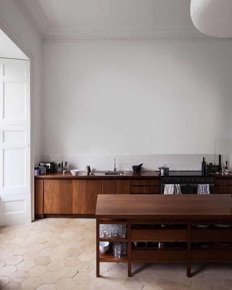 #inspiration #cuisine #architecture #architectureinterieure #architectedinterieur
source appartementtherapy
Quand la cuisine devient chaleureuse. On cache le technique pour presque oublier que nous sommes dans la cuisine. On aime le total bois. Certains le trouveront foncé, perso j’adore!
Merci à mes clients 🤍qui me ramènent leurs amis, membre de leur famille, colle