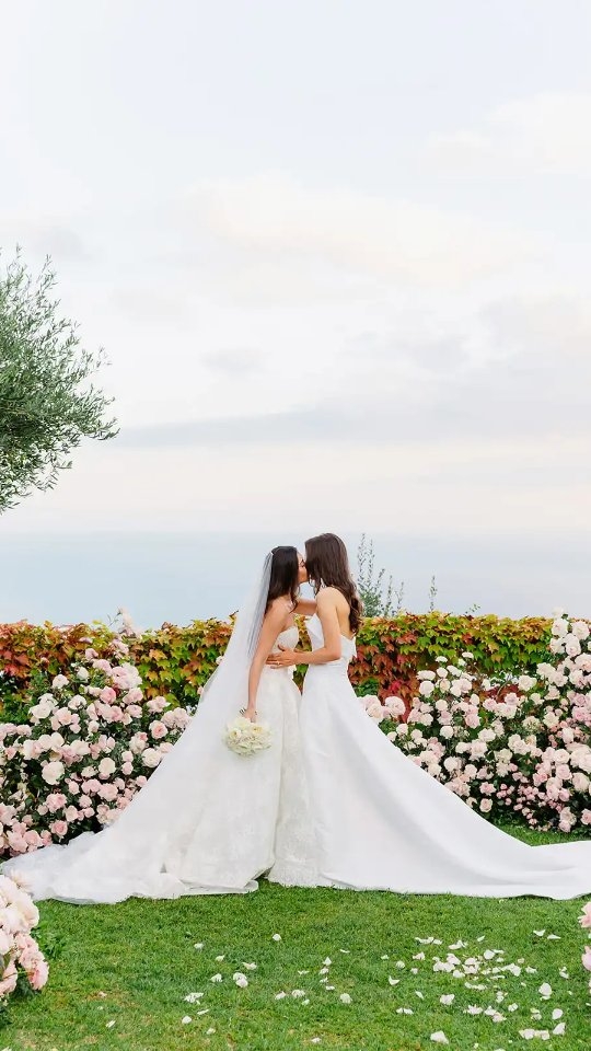 A dream destination wedding set in the timeless beauty of Villa Cimbrone ✨
Where elegance, romance, and bespoke details come together in one of the most iconic locations on the Amalfi Coast.
A celebration so unique and refined that it was featured on Brides — a true testament to its extraordinary beauty💍🤍
.
Wedding planner: @infinityweddingsitaly @saramazzeievents
Video @gioderosavideographer
Photographer: @daniloandsharon
Film Photographer: @pacoandaga
Venue: @villacimbrone
Flowers @malafrontefiori
Beauty @beautylivery
Dress @moniquelhuillierbride
Officiant @blessingsfromitaly
See more works⬇️
https://www.gioderosavideographer.com/
.
.
#weddingfilm #wedding #weddingvideo #amalficoastwedding2025 #amalficoastwedding2025 #wedding2025 #weddingbride2026 #wedding2026 #weddingvideo2026